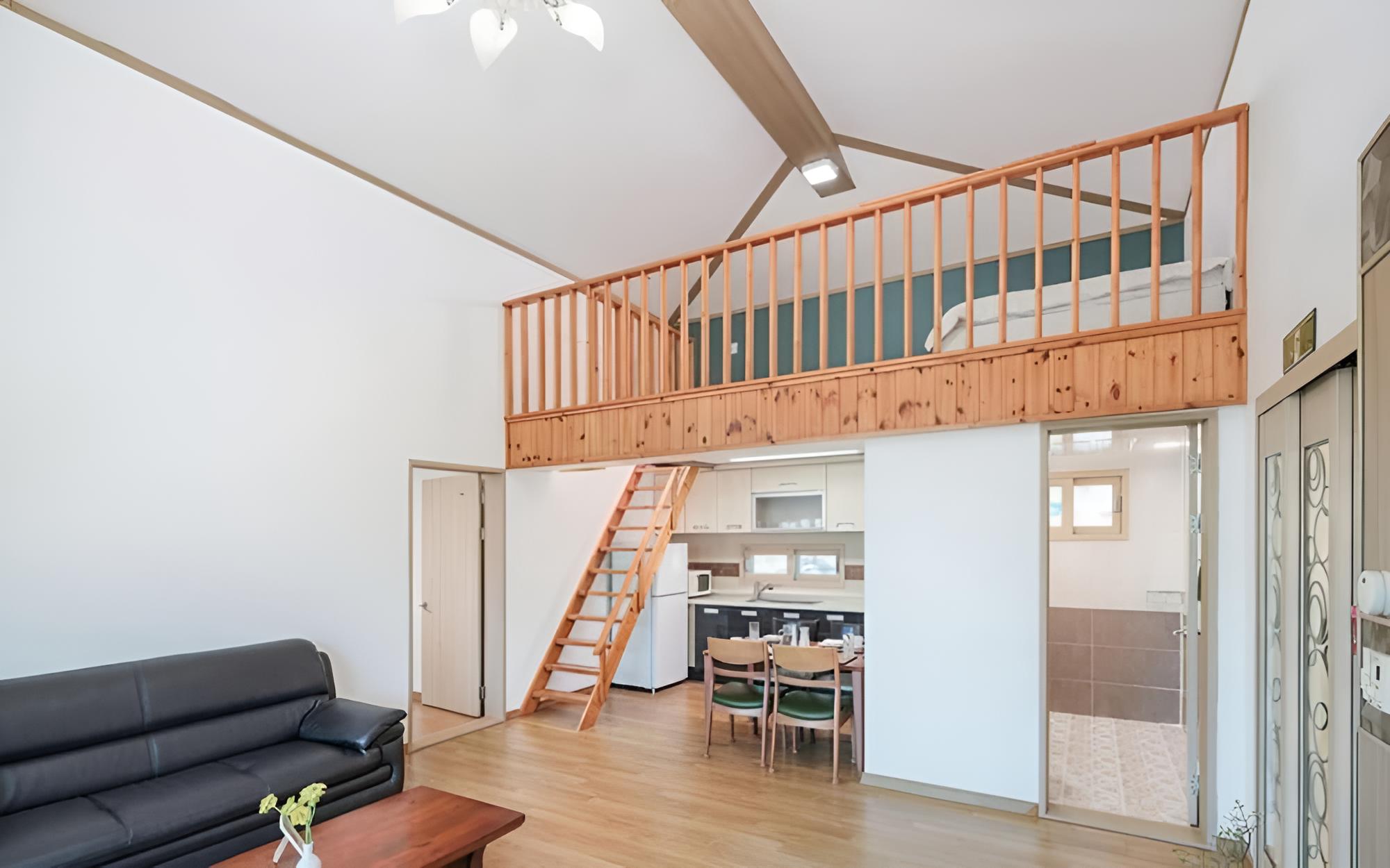Room (301 (duplex-type))