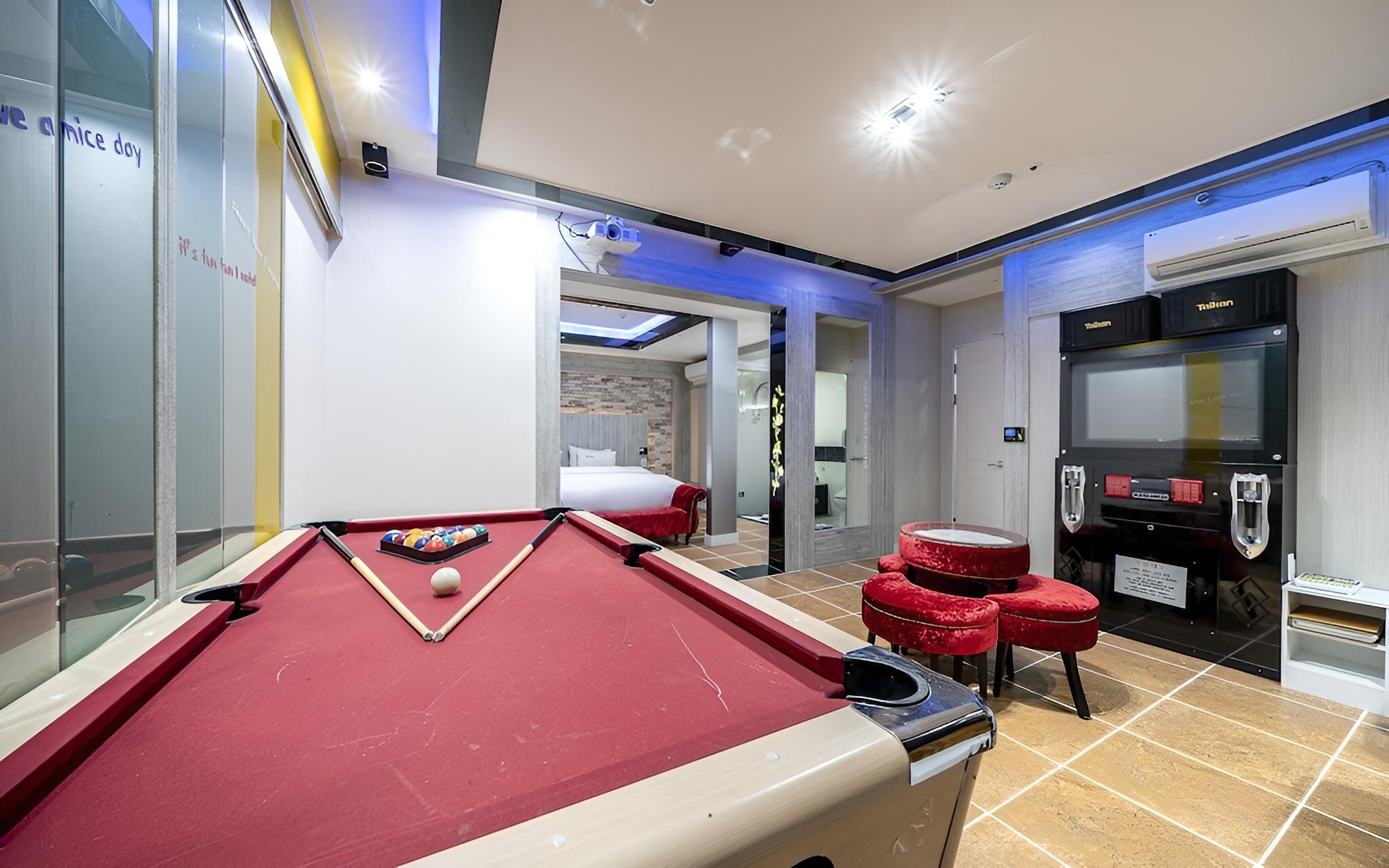 Room (Royal Suite (Karaoke room available u)