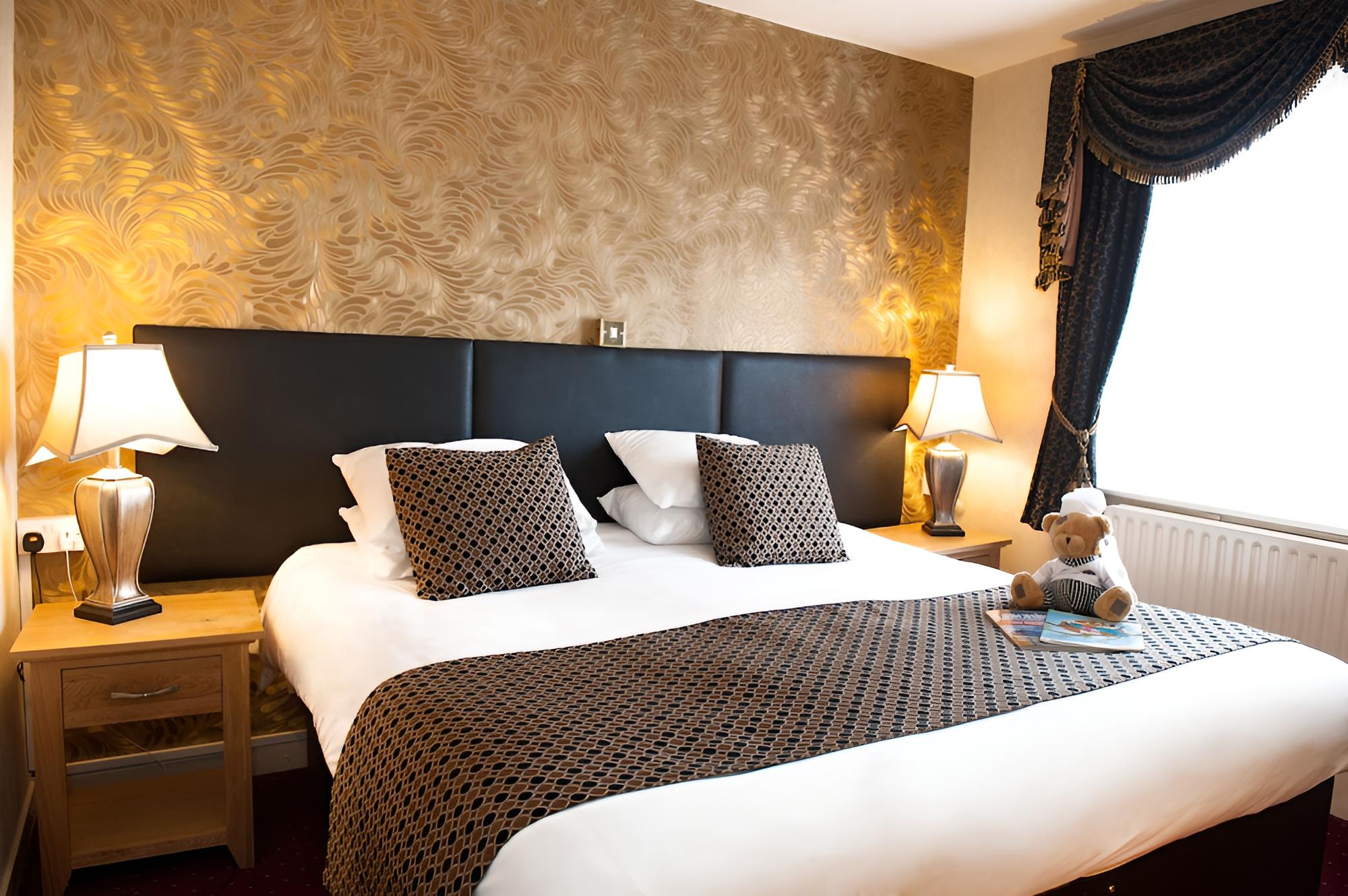 Superior Room, 1 King Bed, Non Smoking (Shower Only)