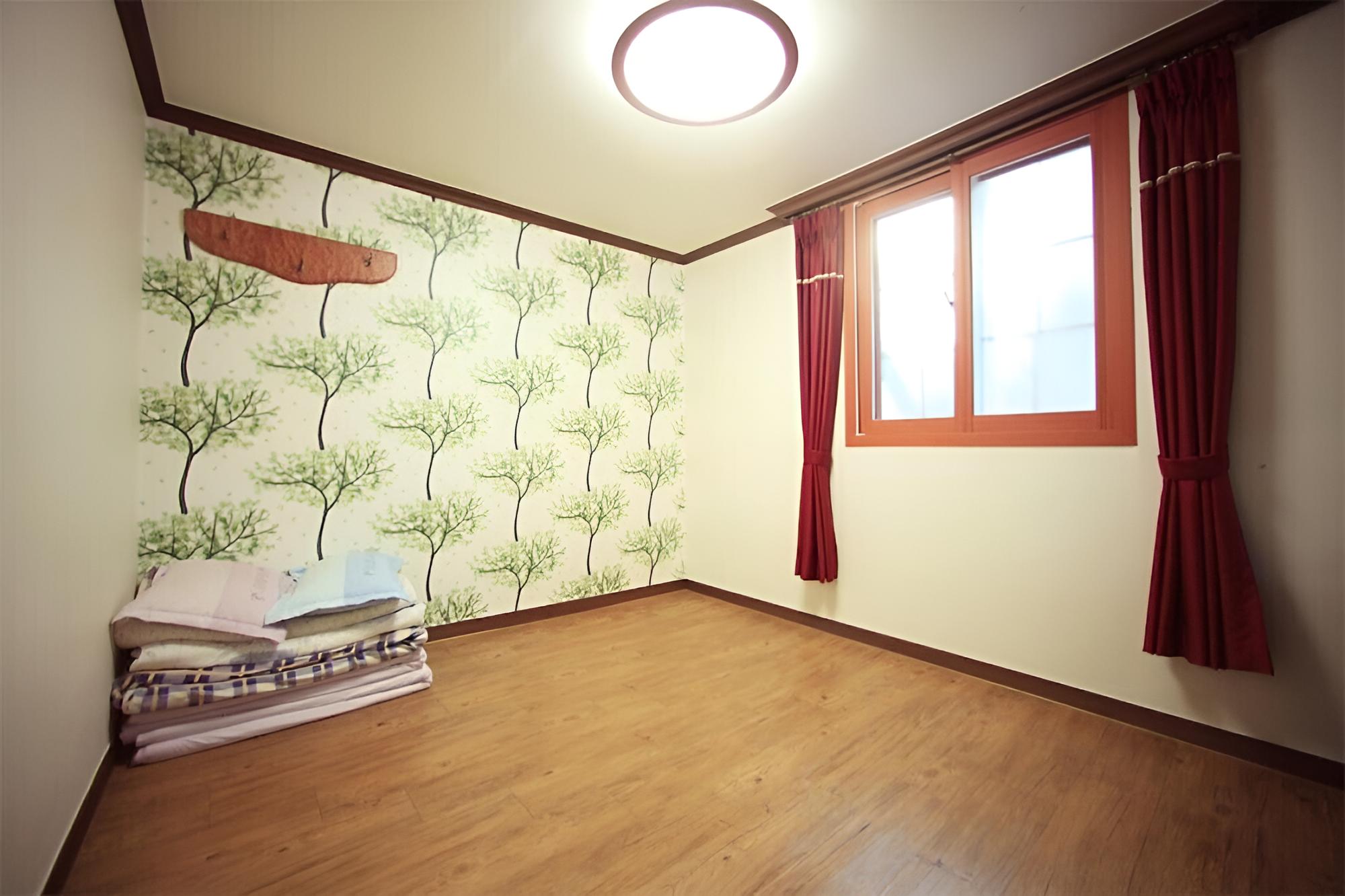 Room (Raspberry)