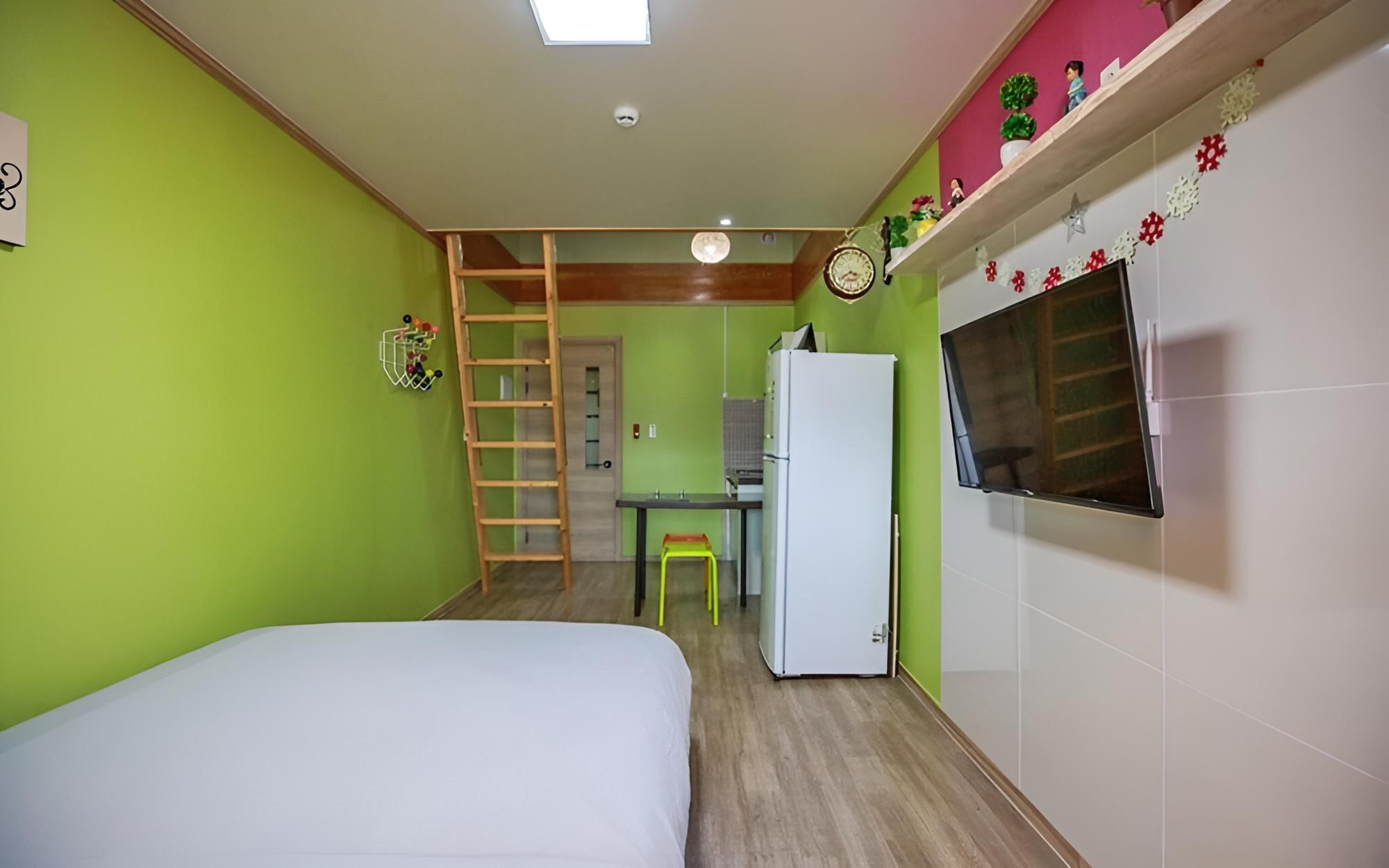 Room (Room 202)