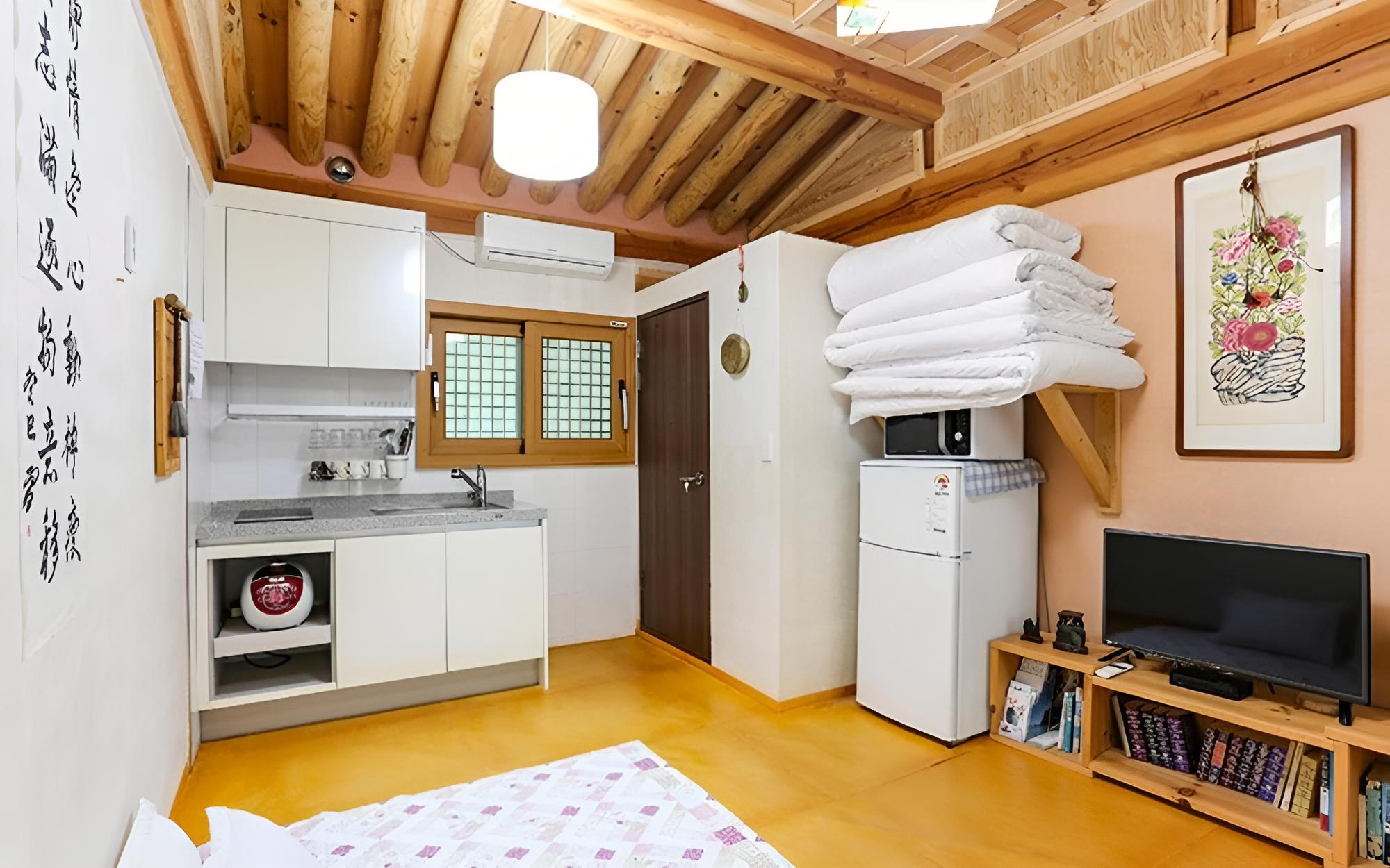 Room (Cheongsil-Jung Iljae)