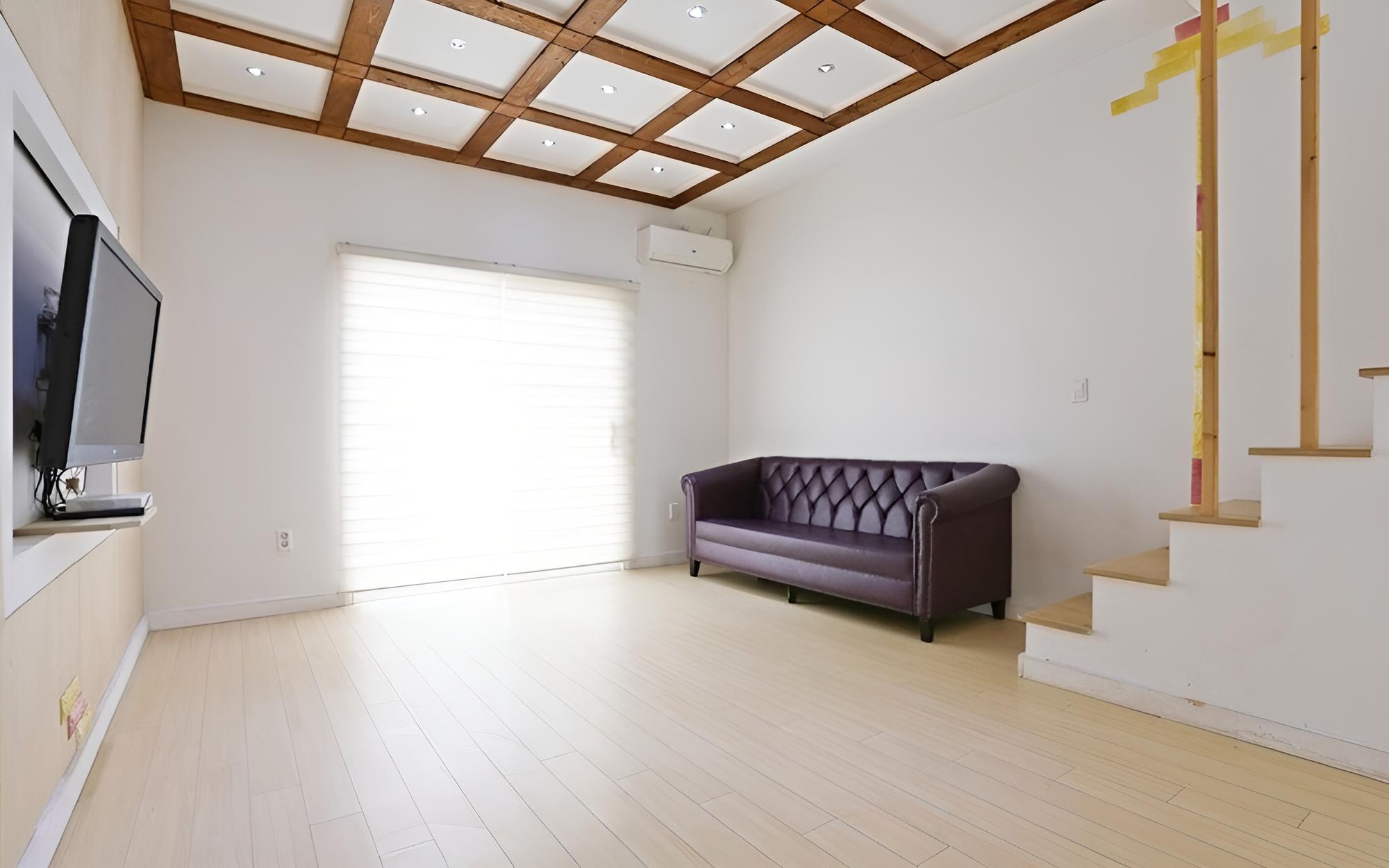 Room (Full Moon (Duplex))