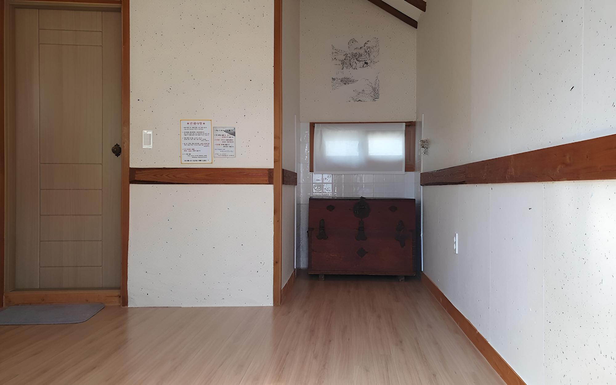 Room (Six trees (individual toilet))