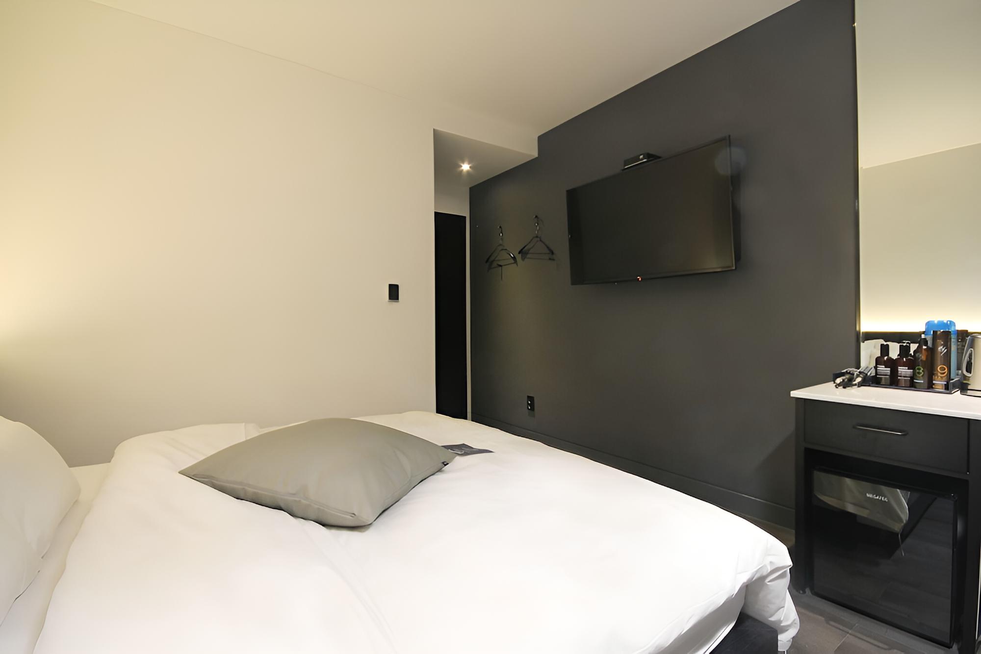 Room (Premium A (OTT King Bed)) - Photo 14