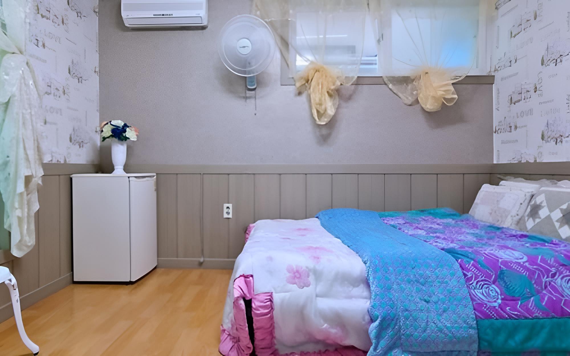 Room (Small bed (basement 1st floor)) photo 2