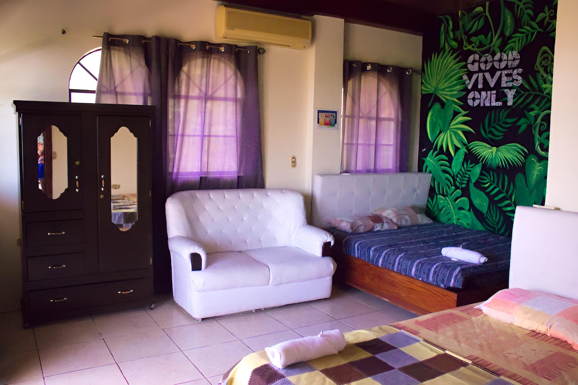 Family Suite, 2 Queen Beds, Non Smoking, Private Bathroom photo 2