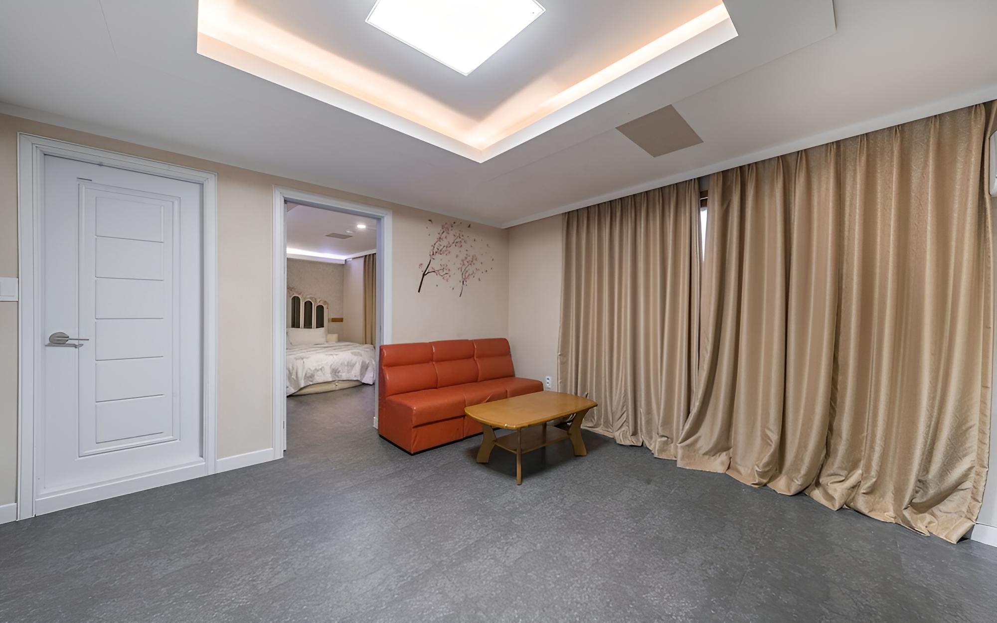 Room (Suite)