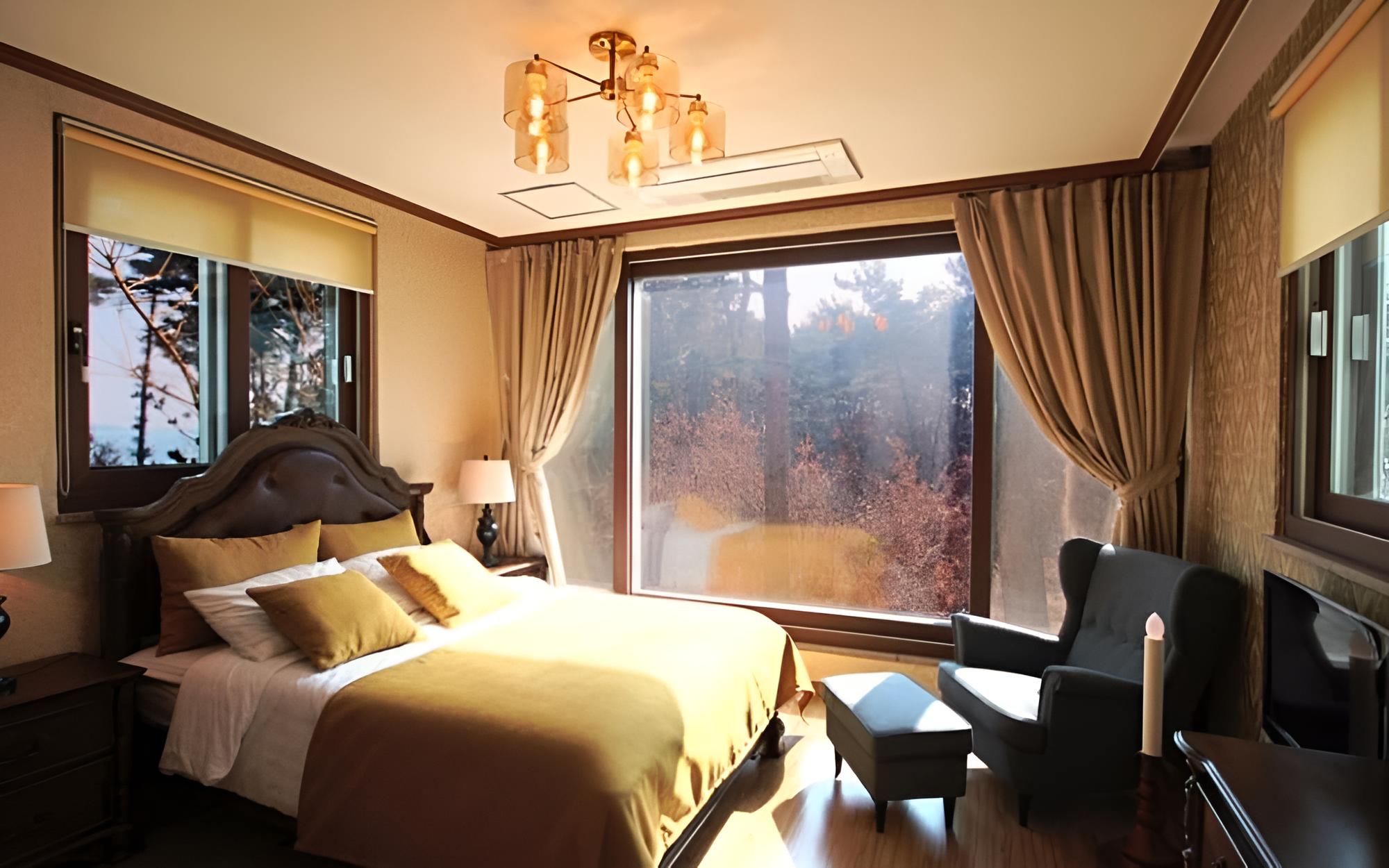 Room (B102)