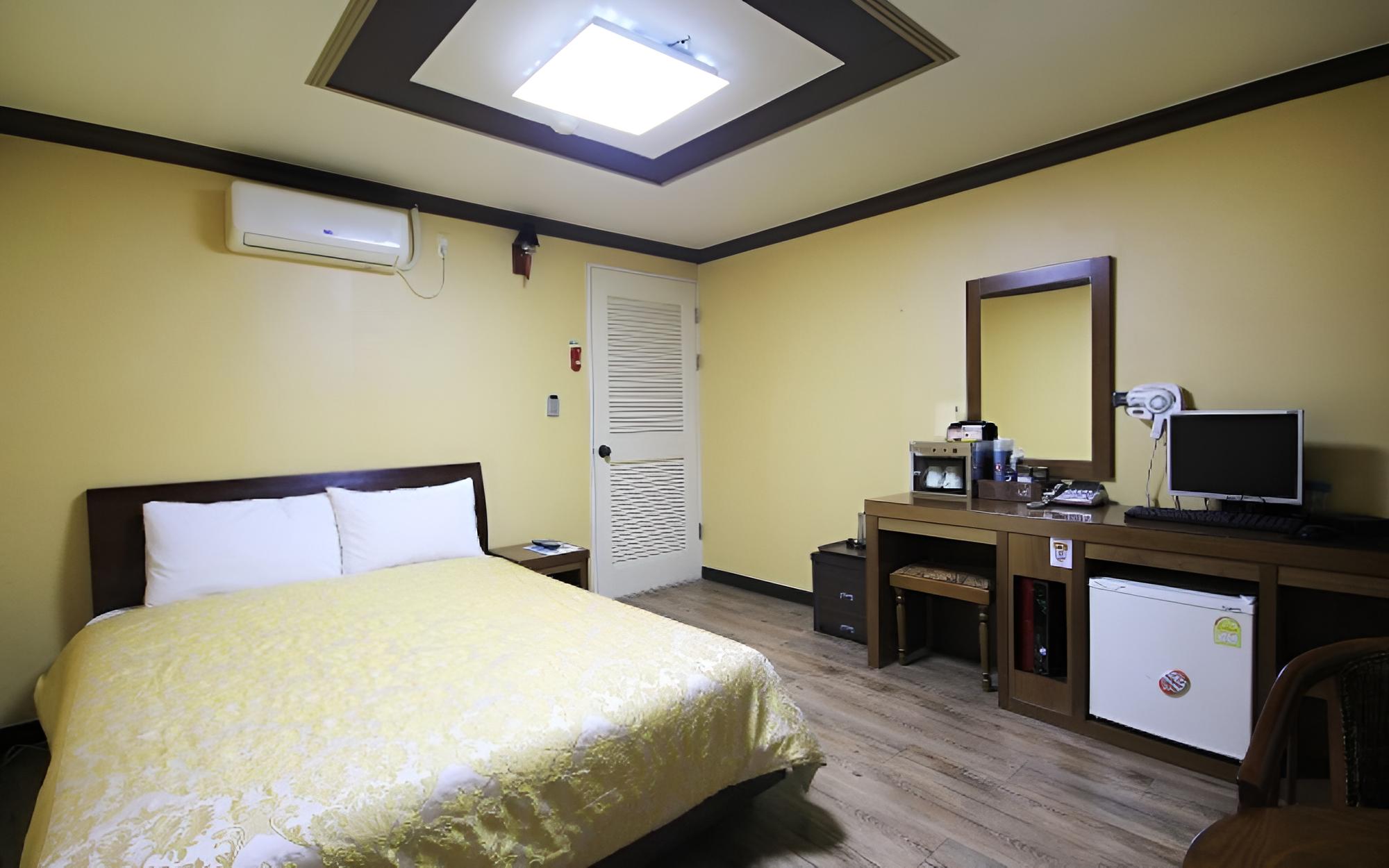 Room (Standard Room) - Photo 4