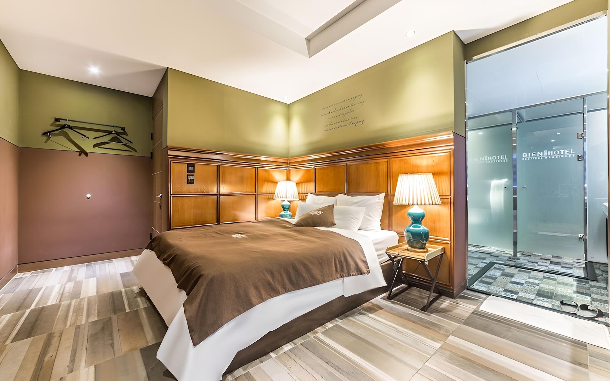 Room (Premium) - Photo 35