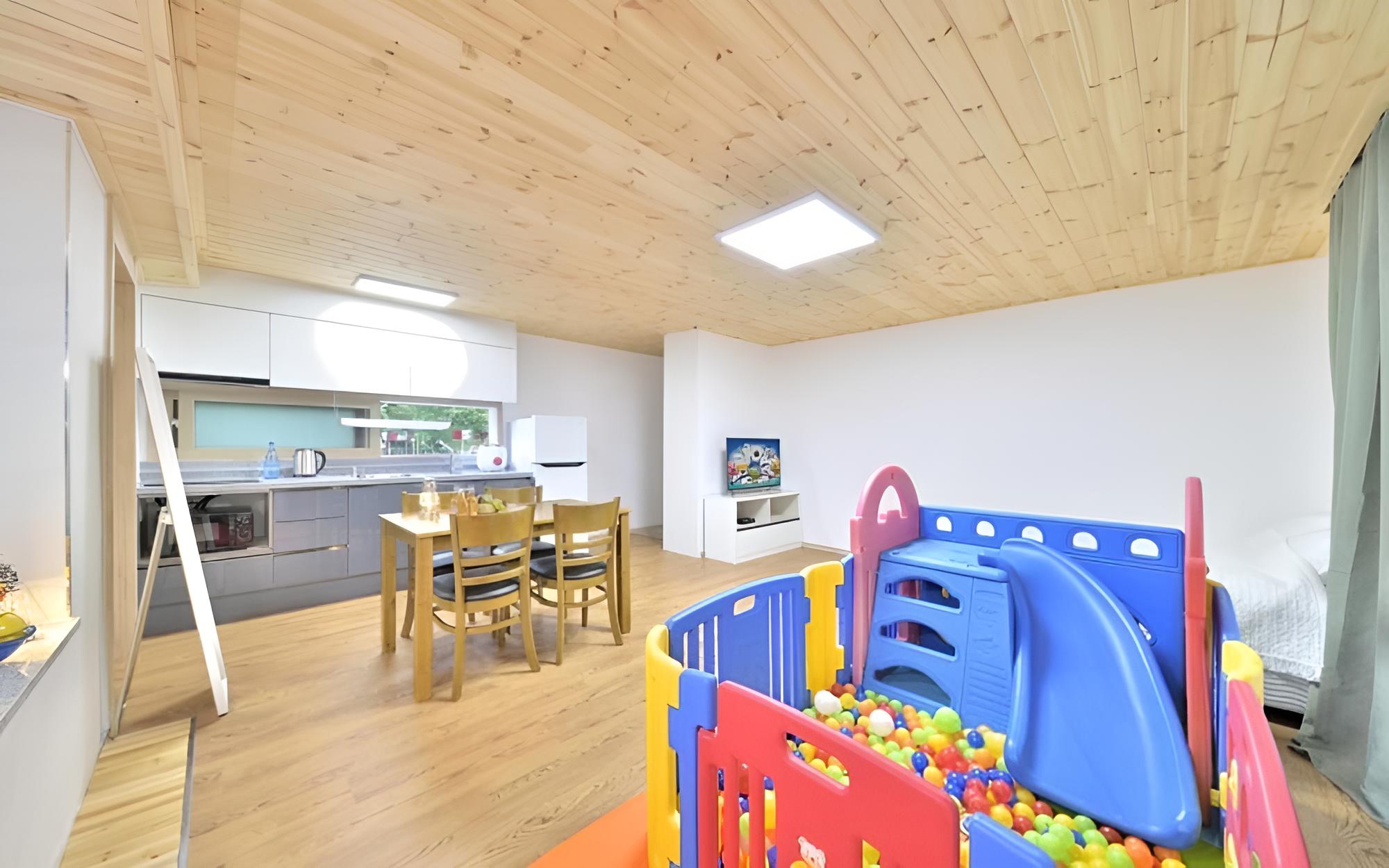 Room (Sapphire (kids pool ages 0-10))