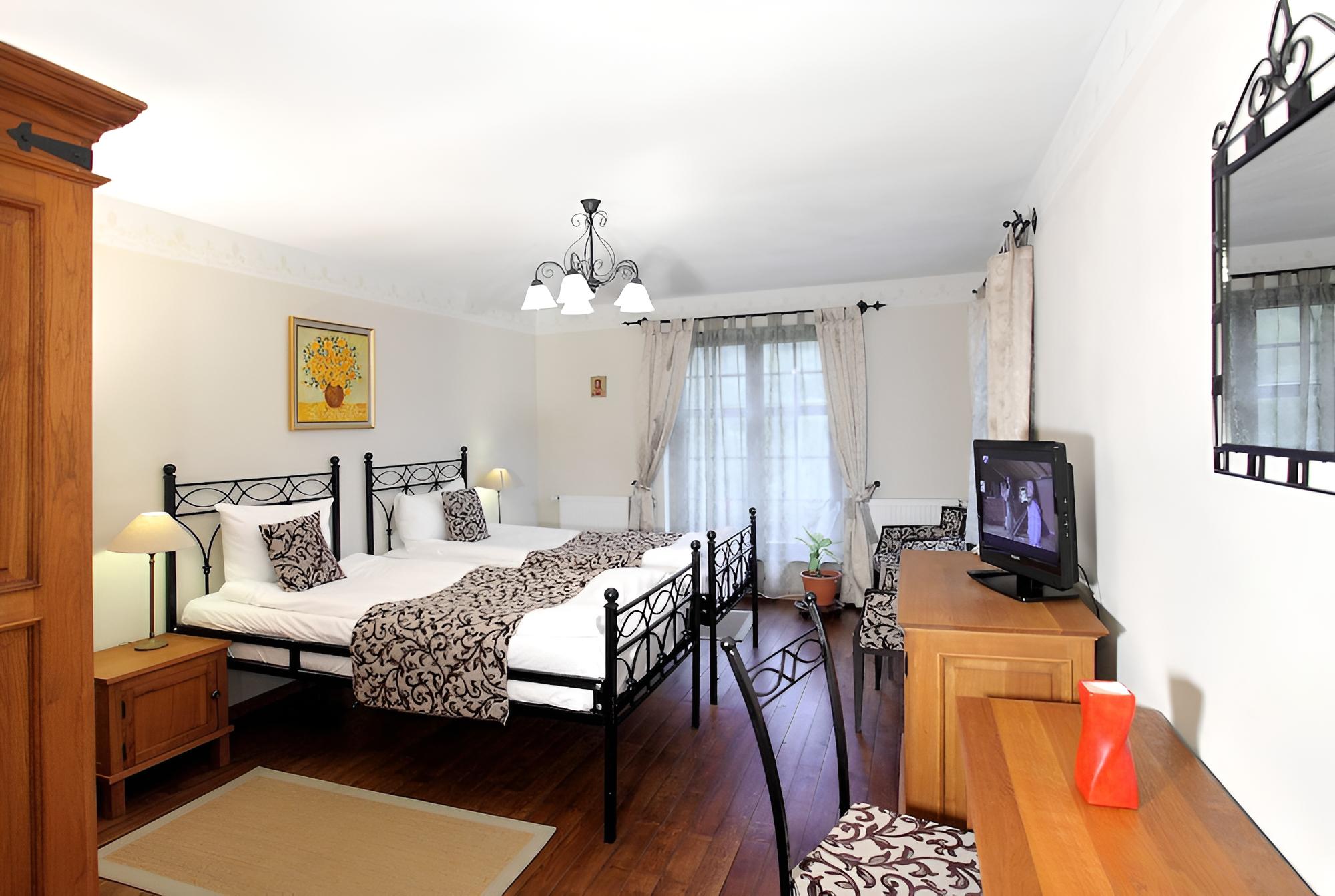 Basic Double or Twin Room, Mountain View photo 2