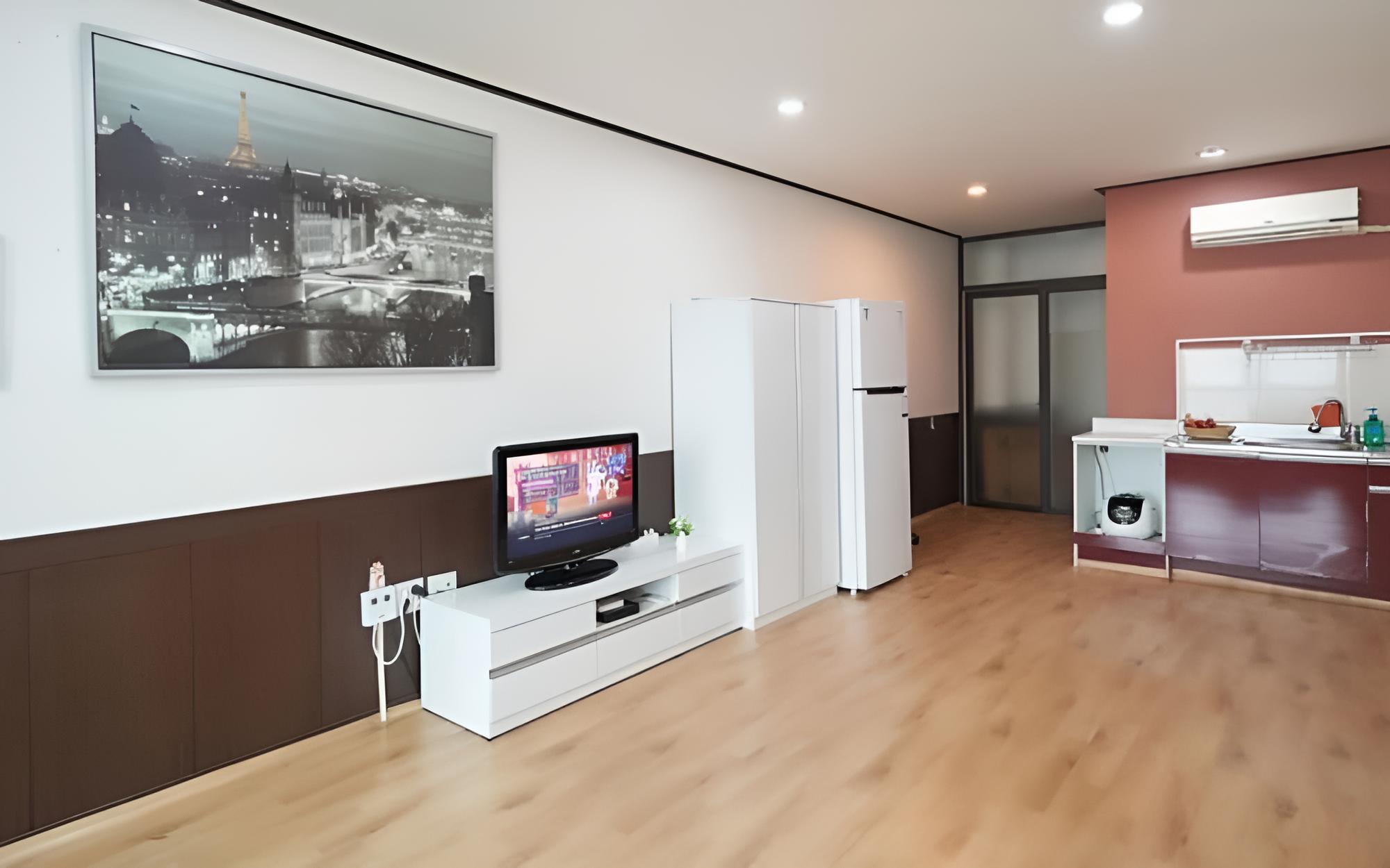 Room (Room 102)