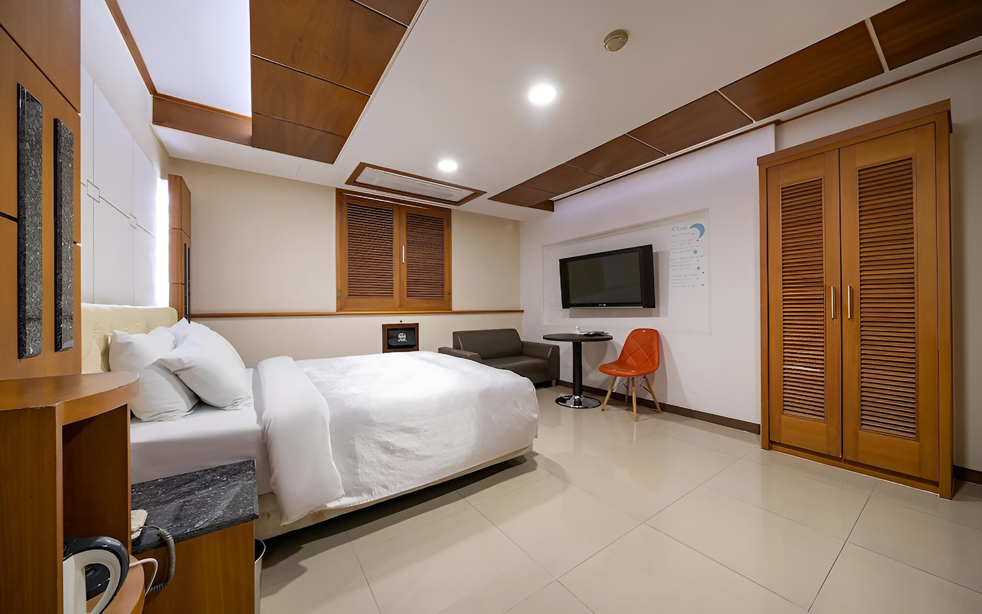 Room (Standard Room With OTT) photo 3