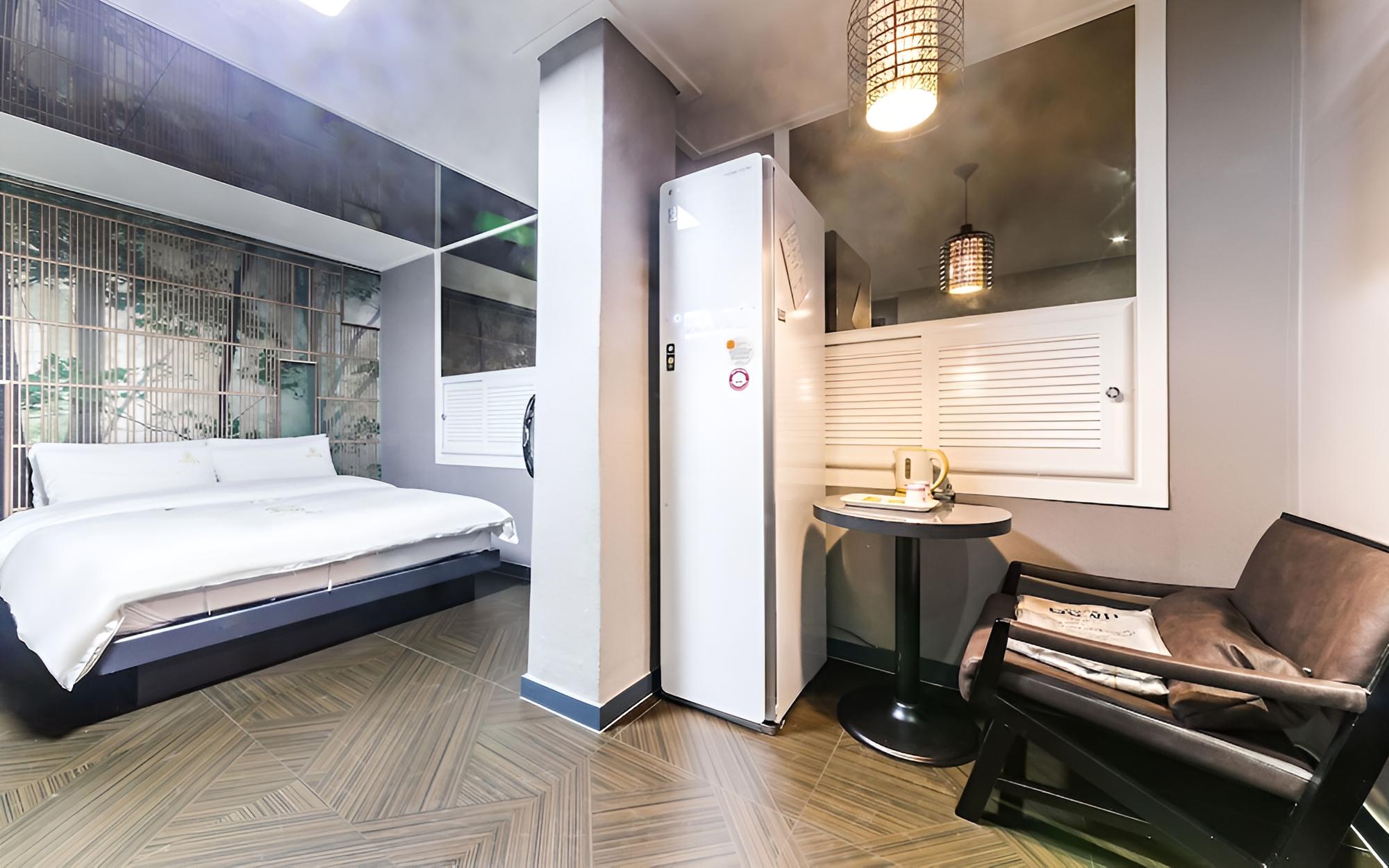Room (Premium (massage chair Netflix styler)