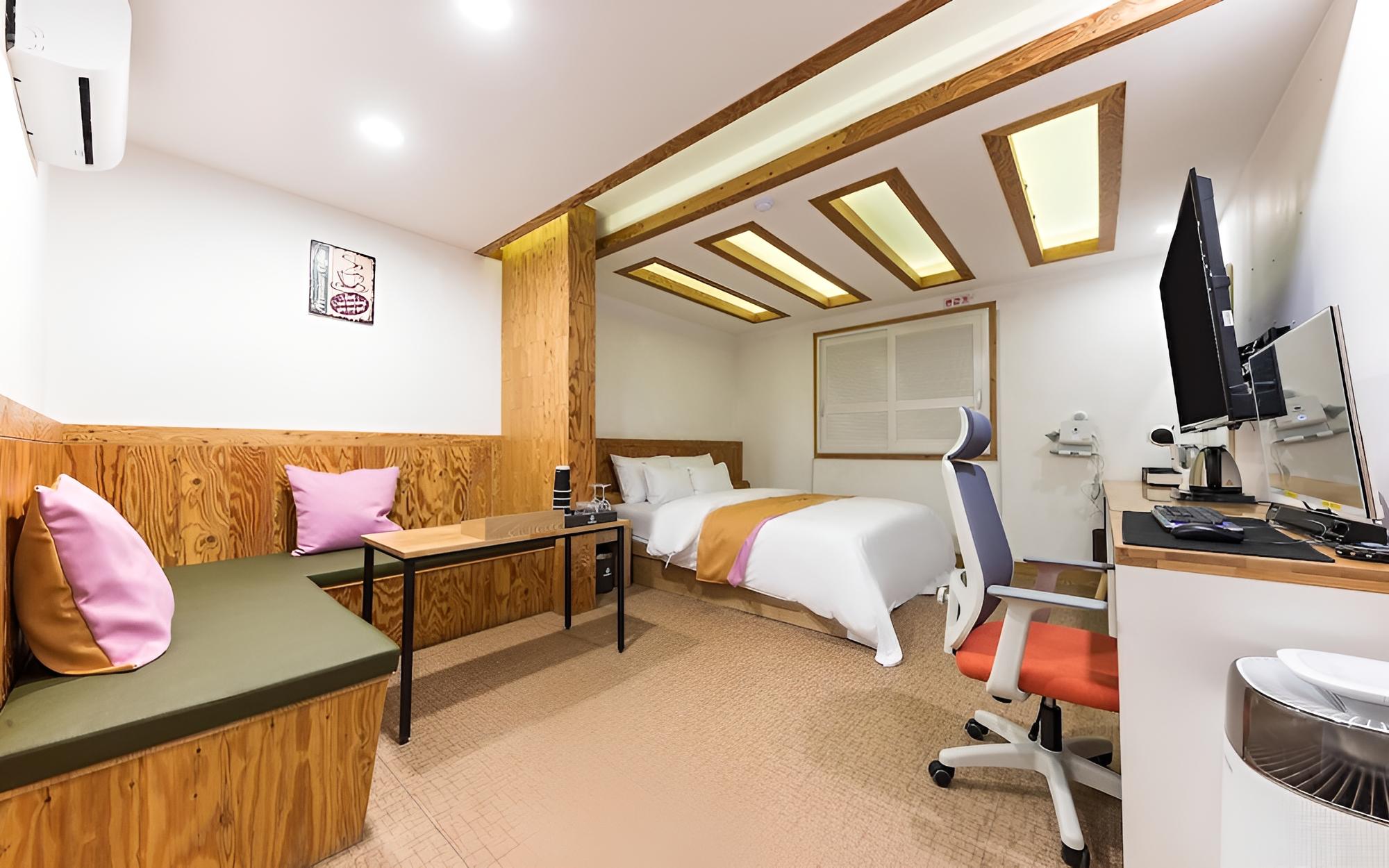 Room (Hazelnut Room (OTT TV Bathtub)) photo 2