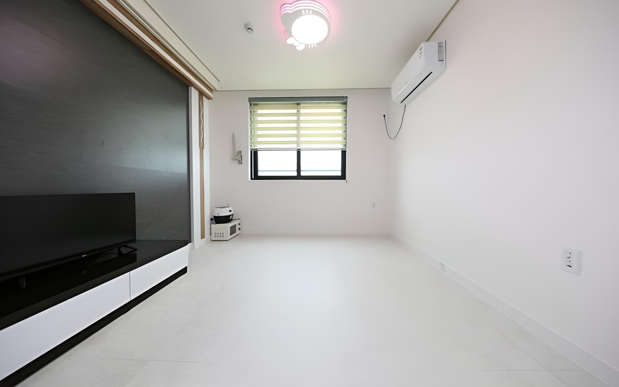Room (Room 203 Deluxe (Separate Bathroom & )