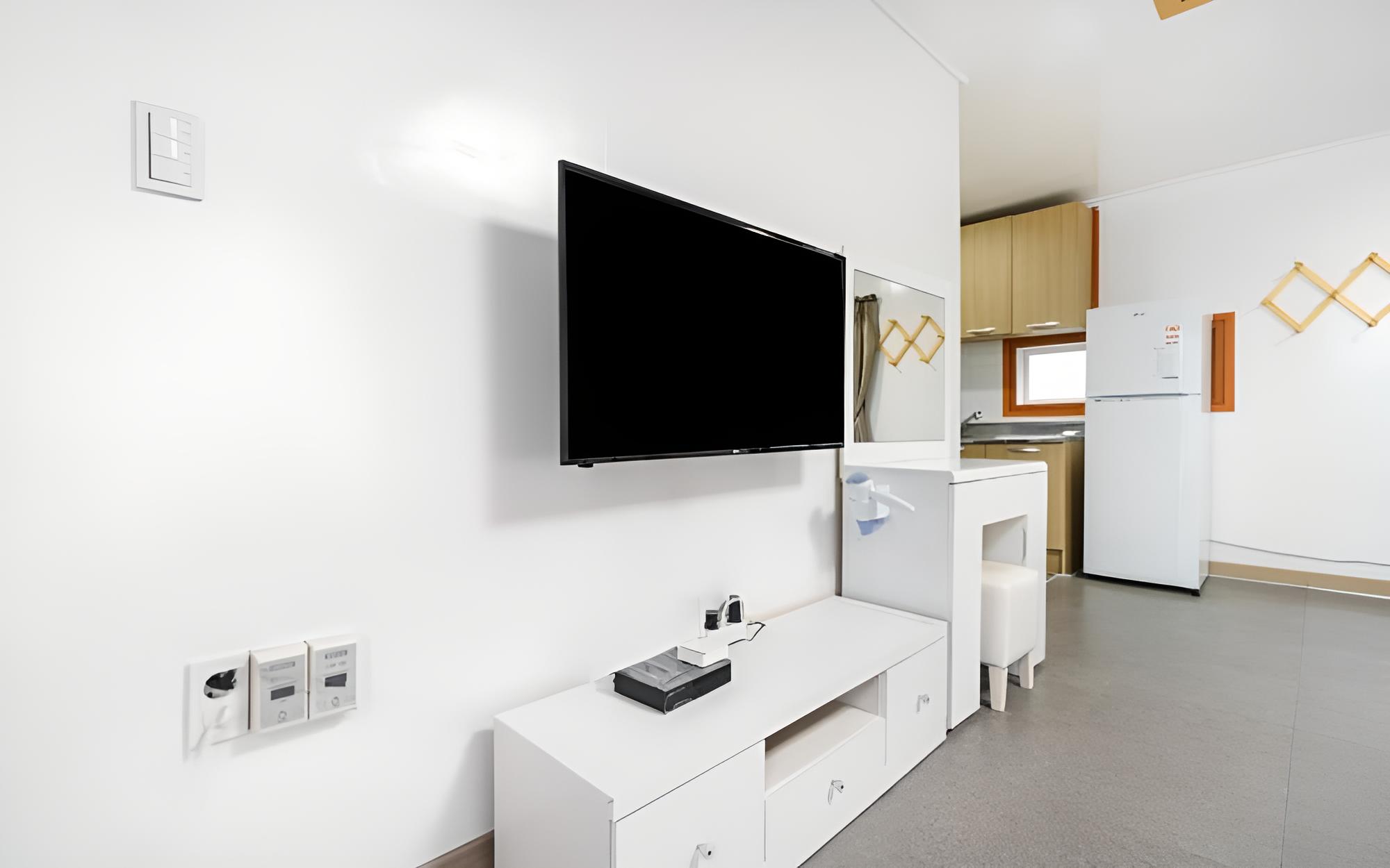 Room (Room 202)