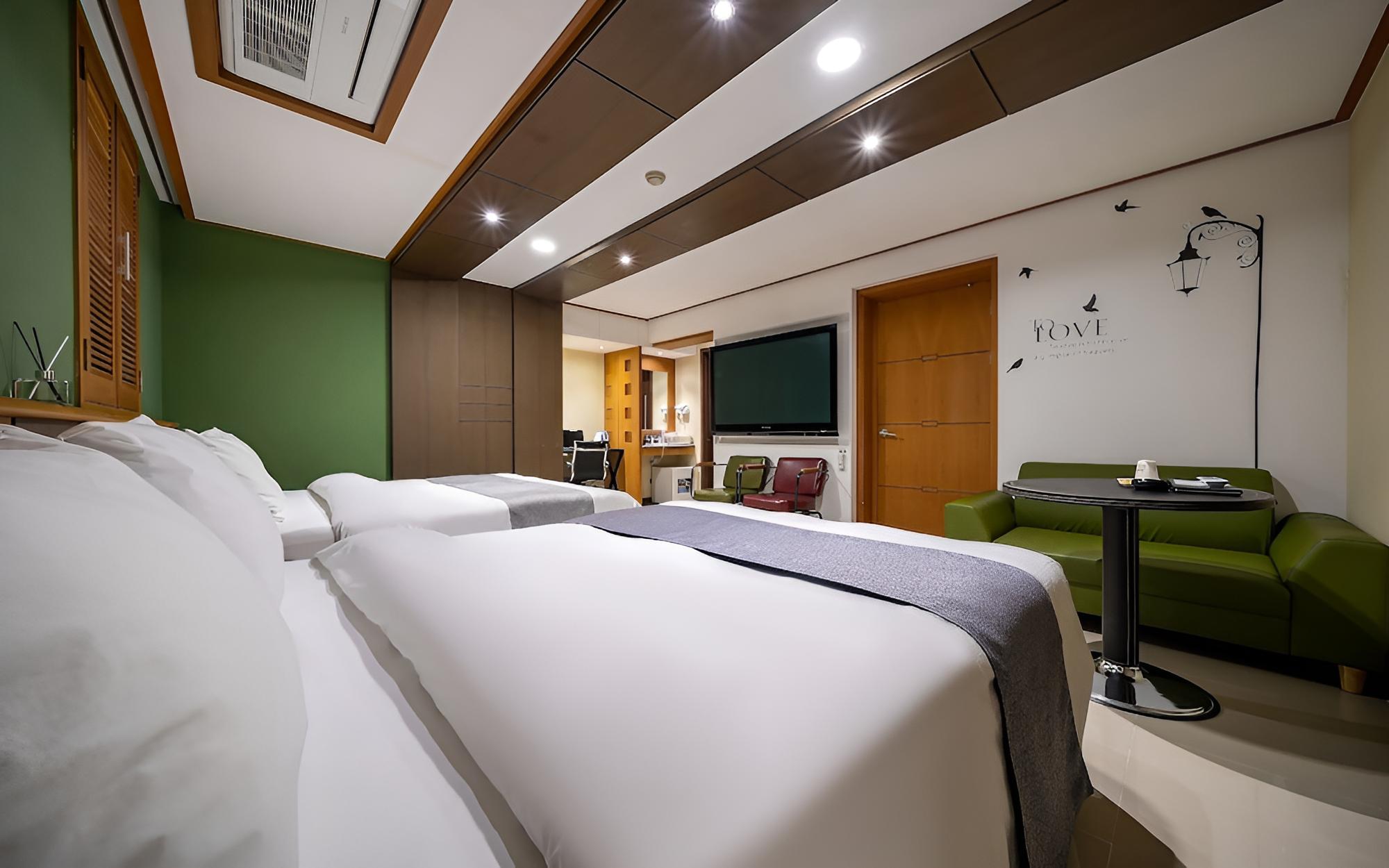 Room (OTT + Whirlpool Twin Deluxe Room (65") photo 2