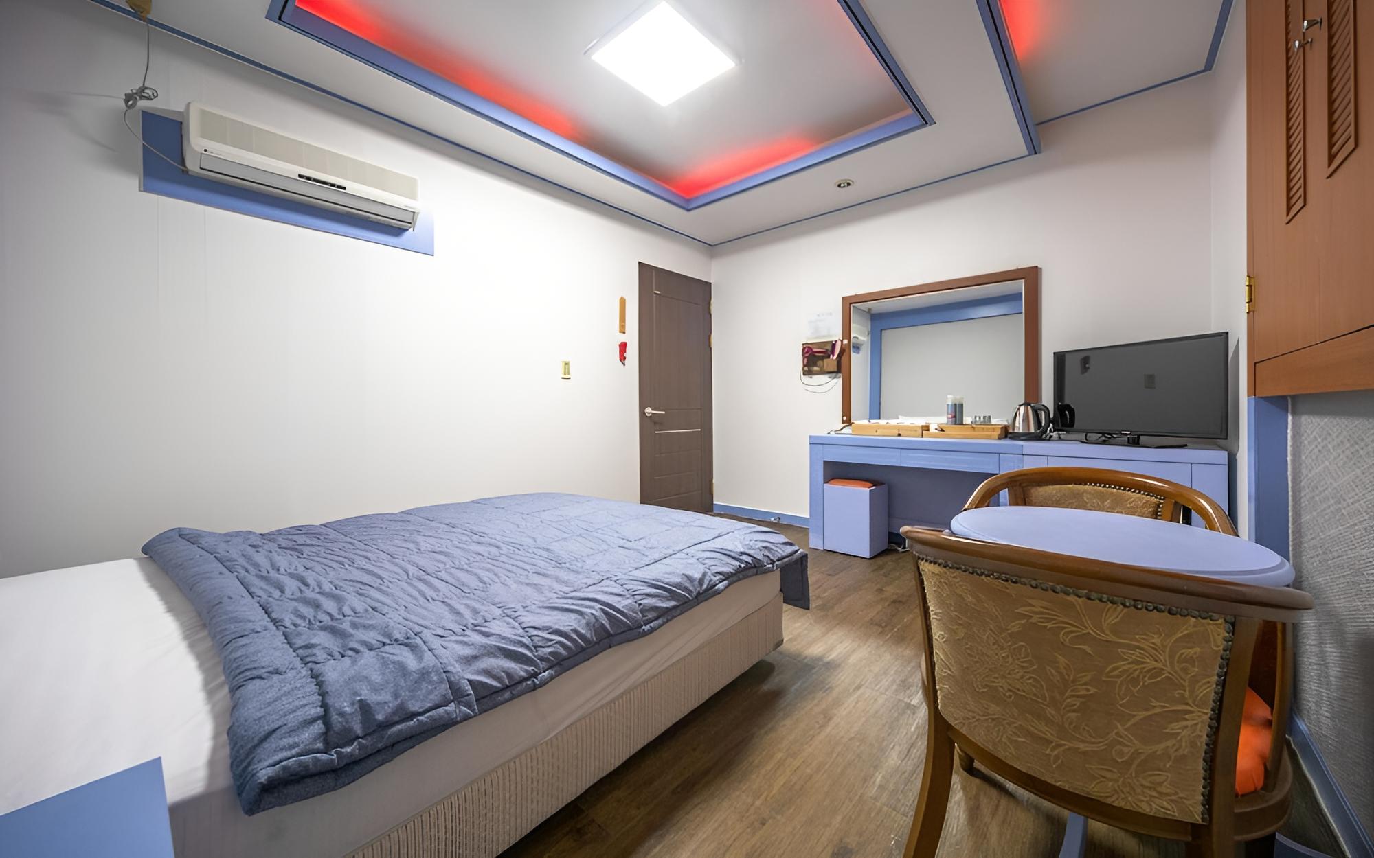 Room (Standard Room) - Photo 25