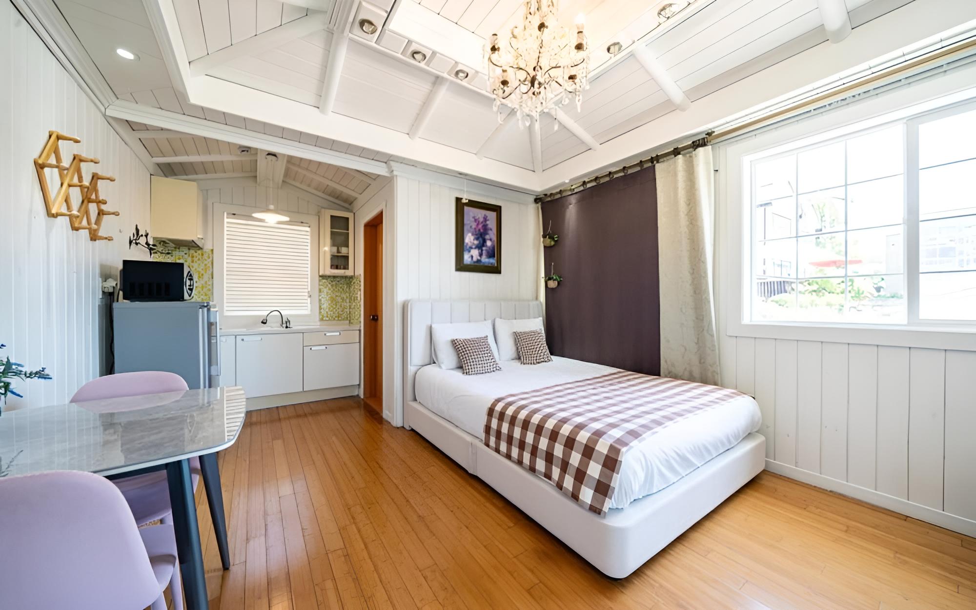 Room (With four)
