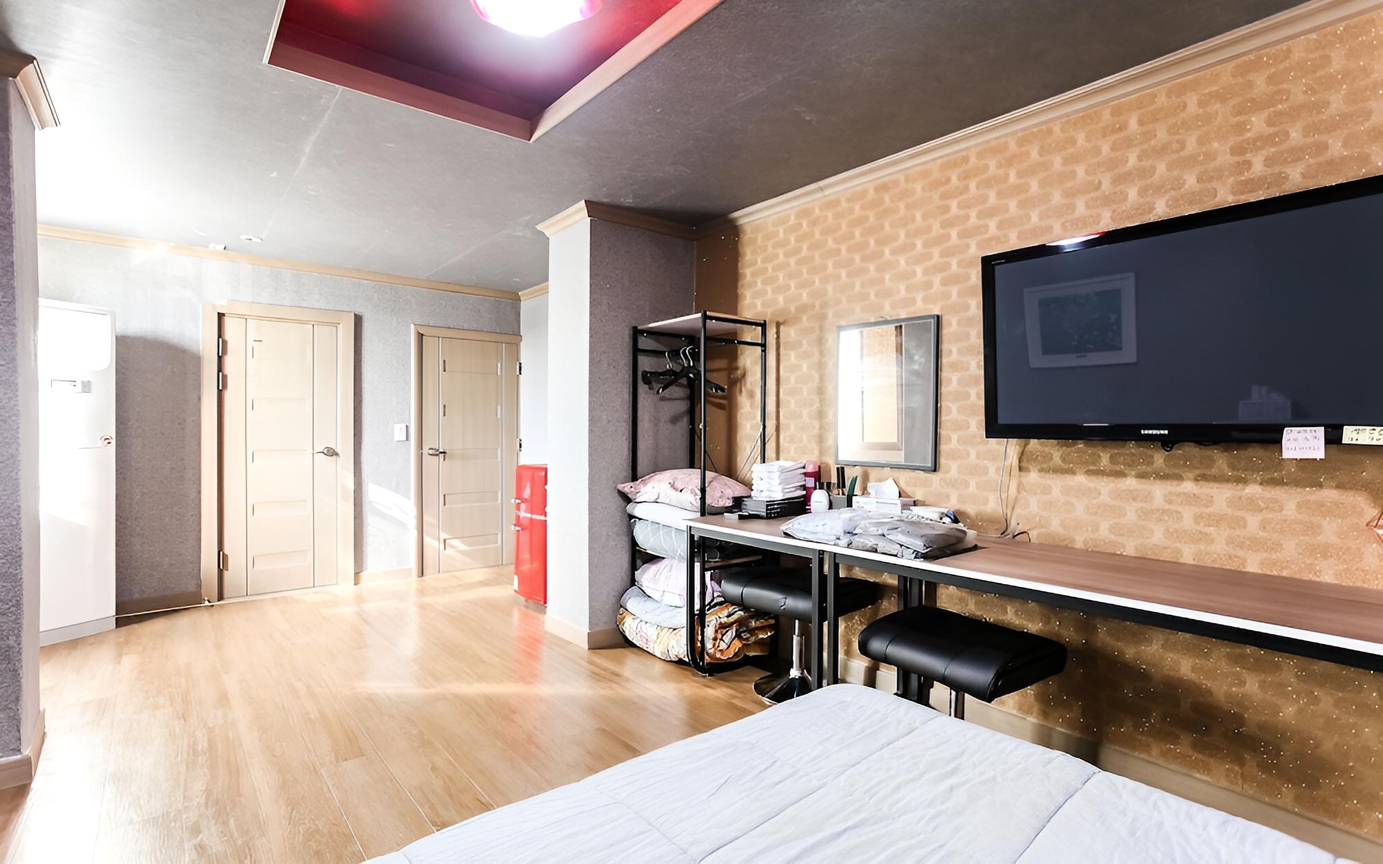 Room (Room B - Family (Netflix)(Random Room)