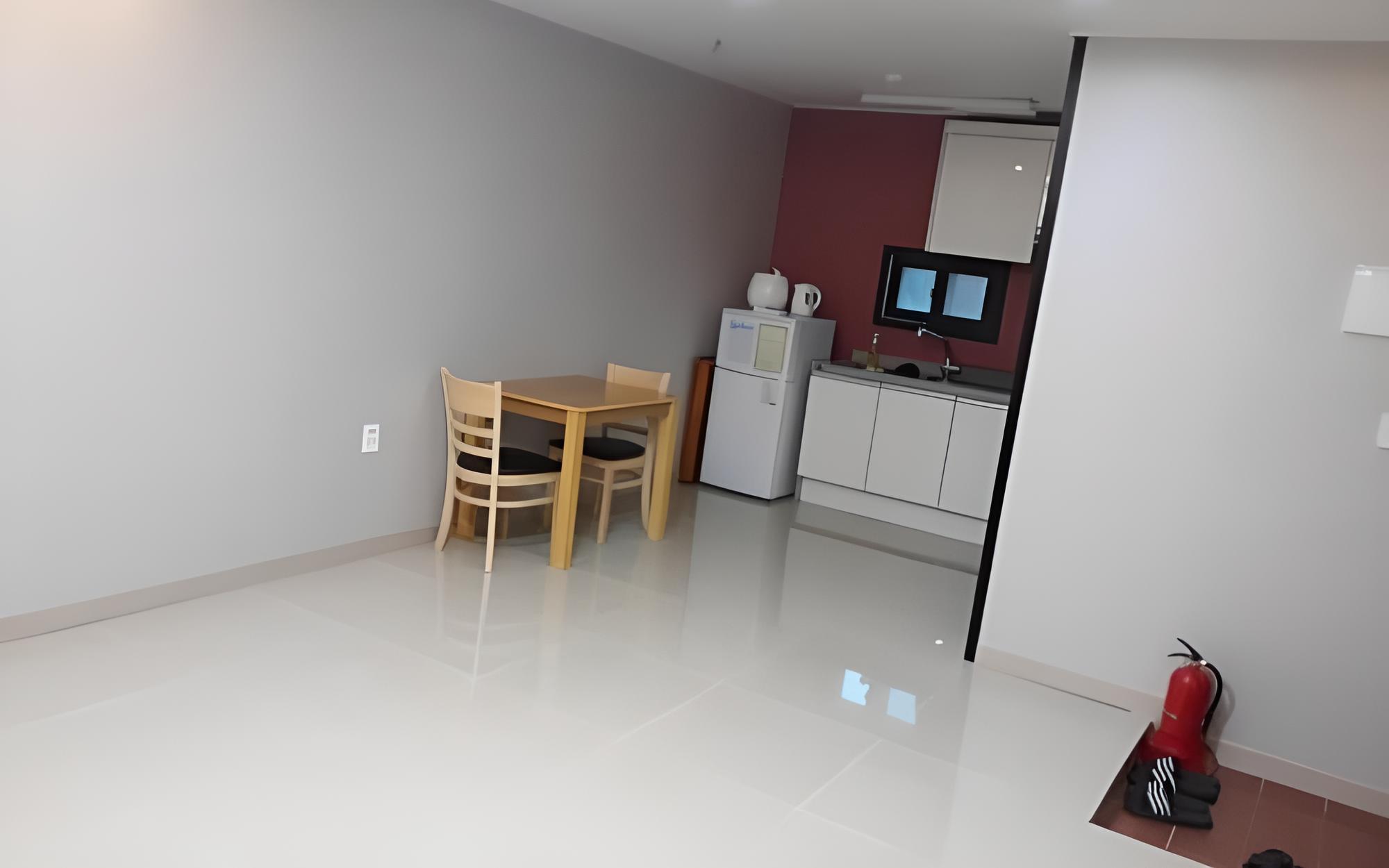 Room (Family Room 2)