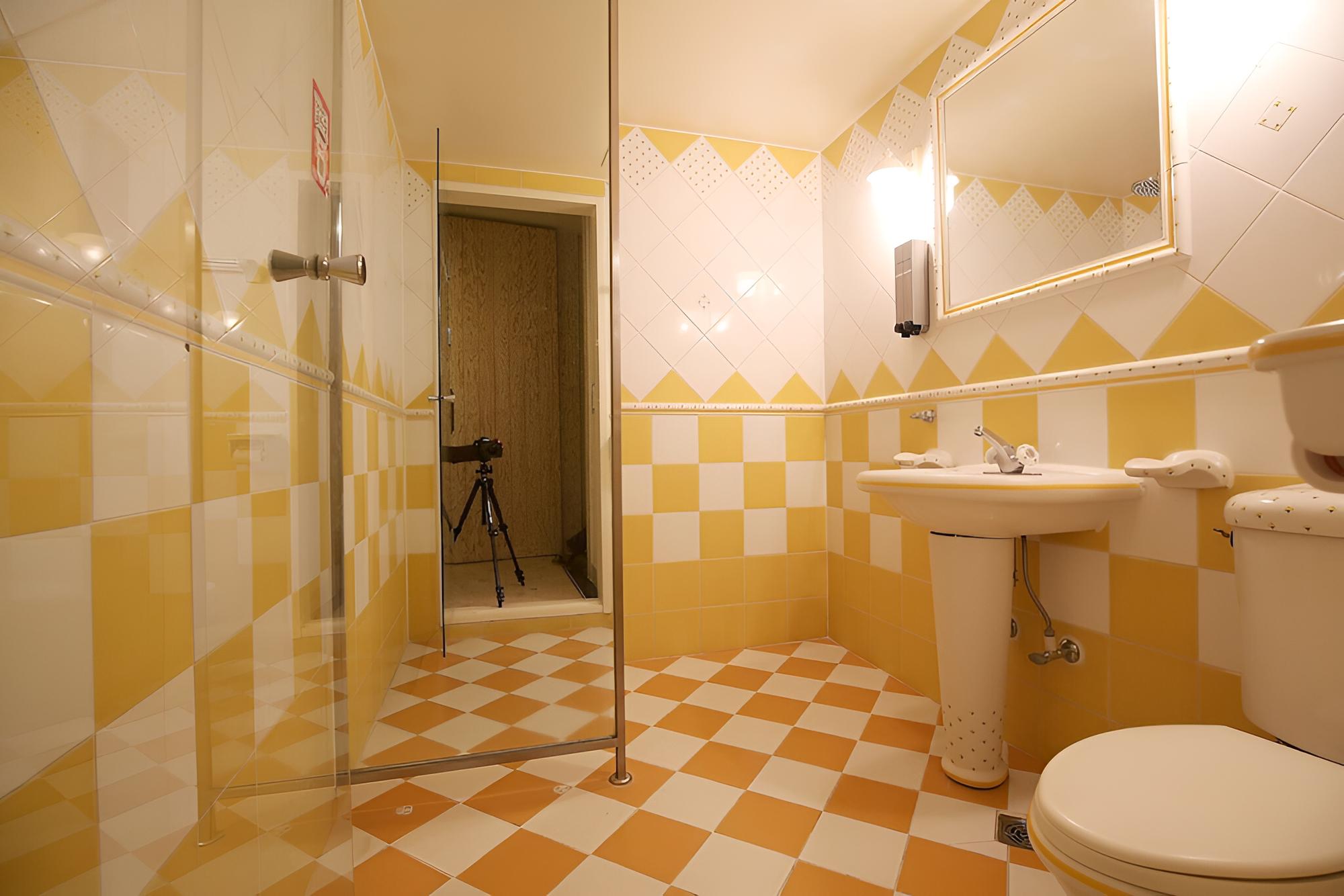 Room (Deluxe B (Netflix Disney+ YouTube TV ) photo 2