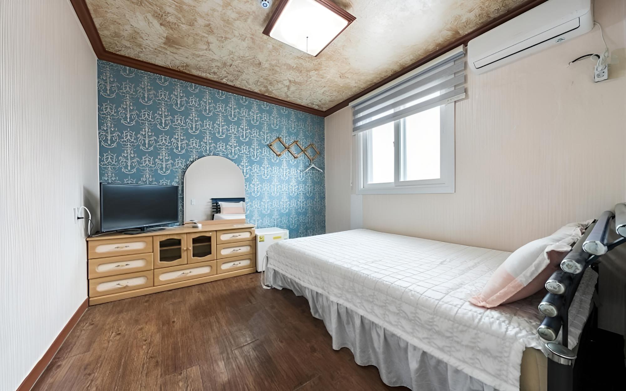 Room (Room 202)