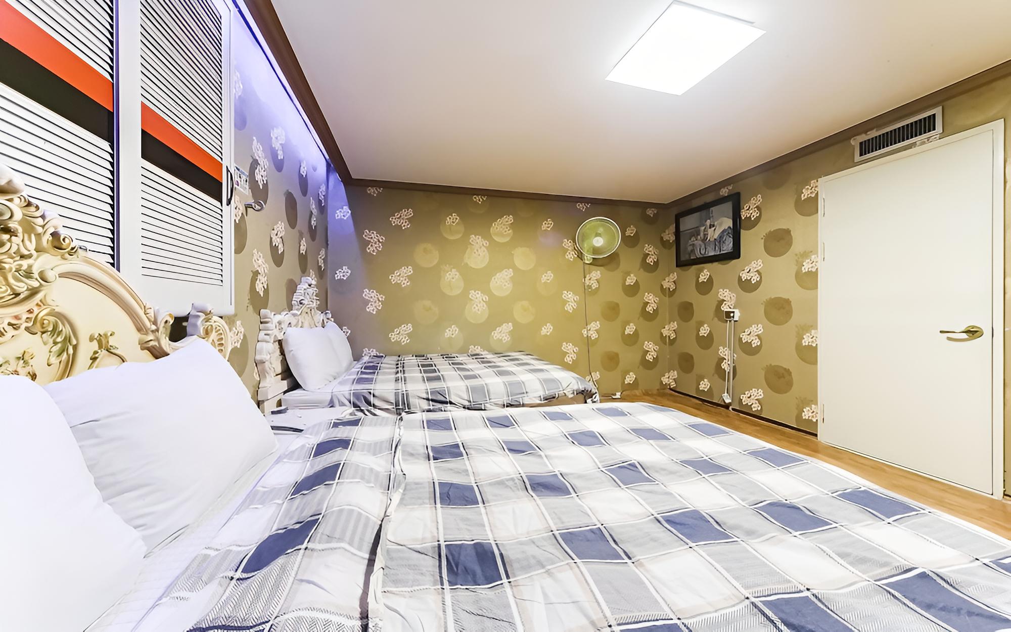 Room (Family Twin)