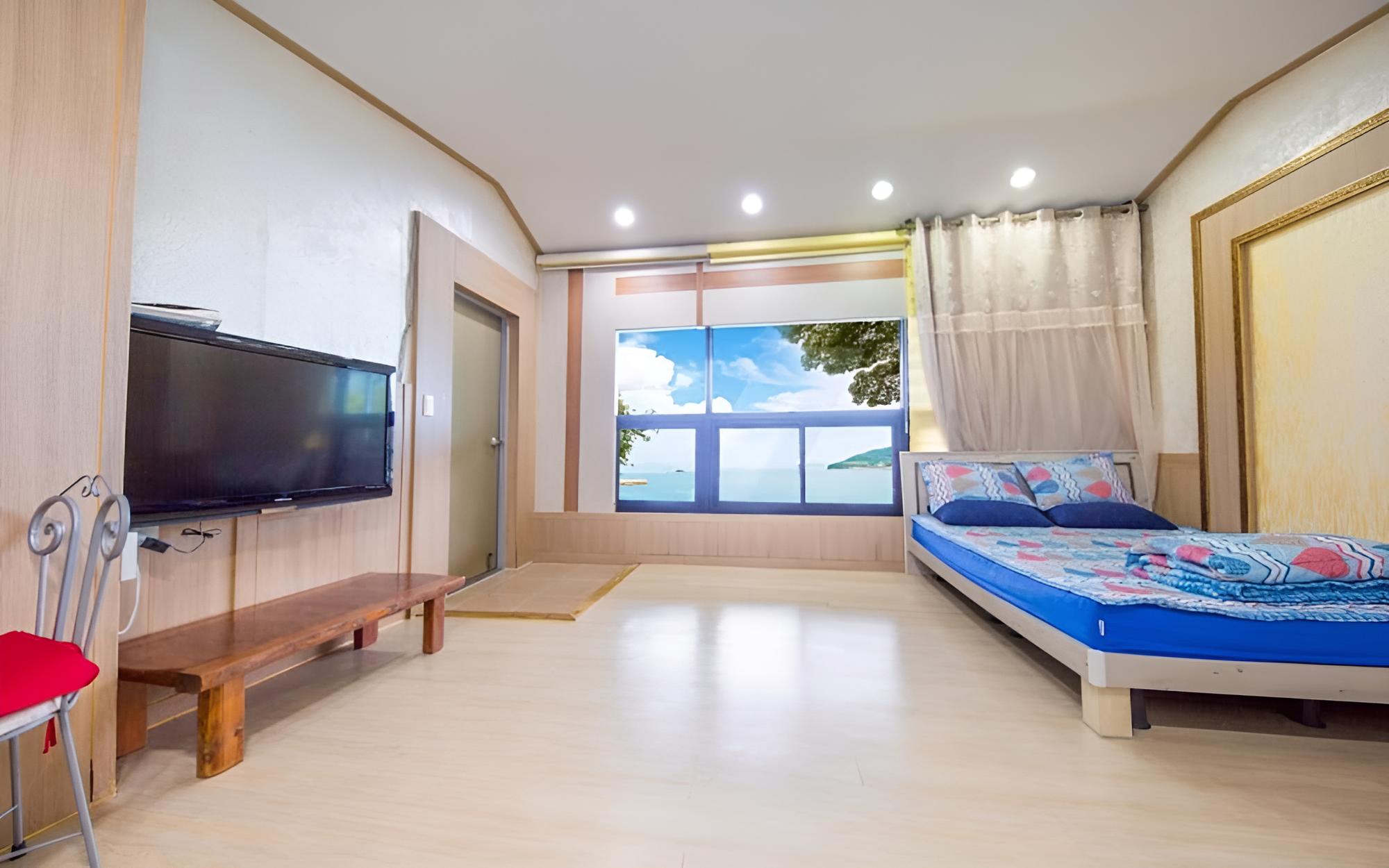 Room (Room 102)