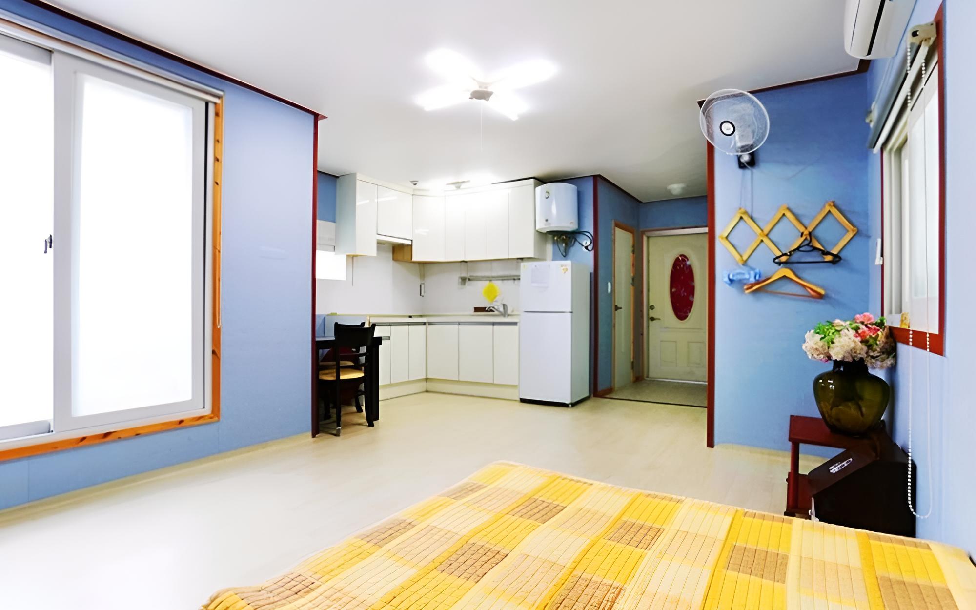 Room (Room 202)