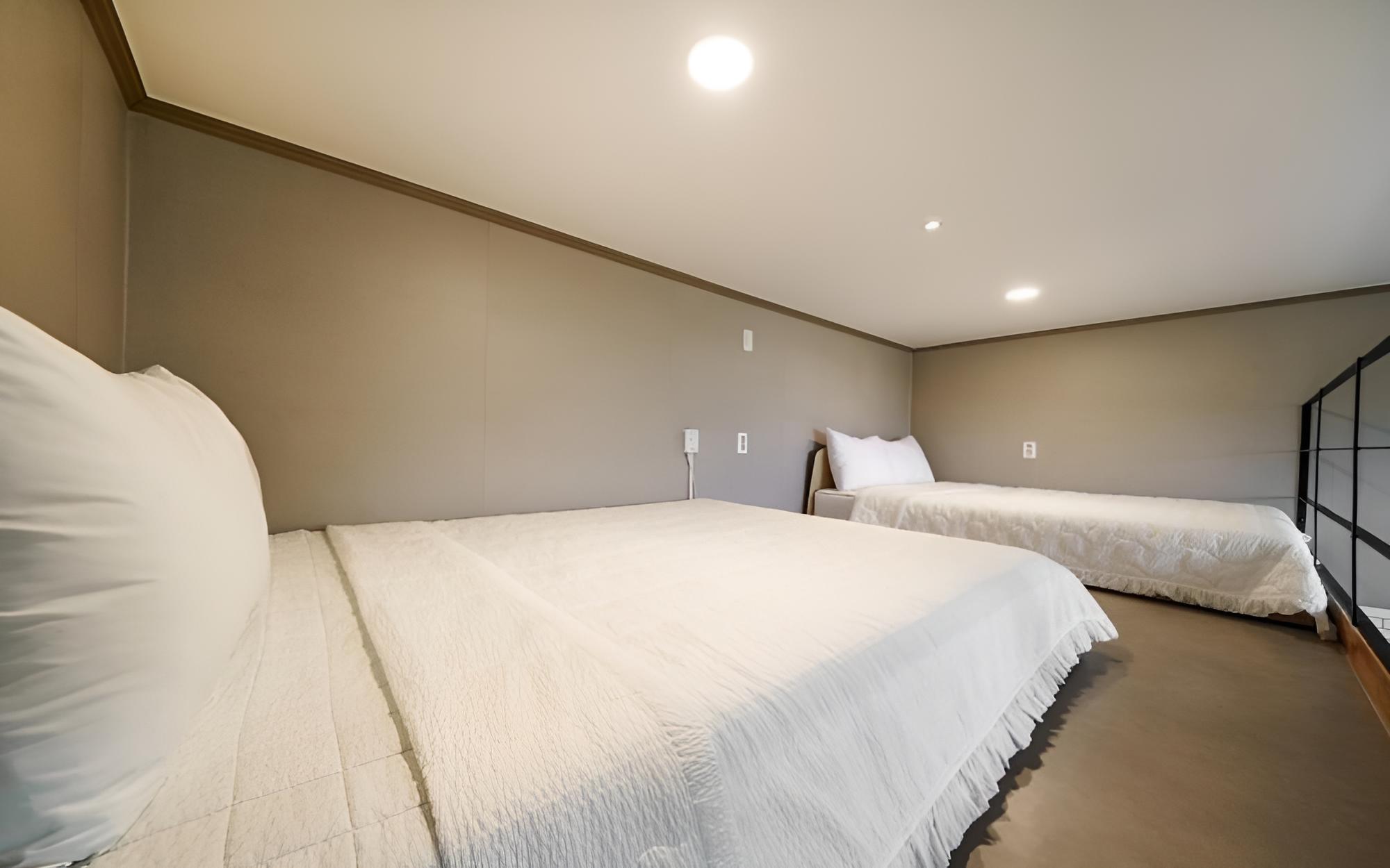 Room (No 202 )