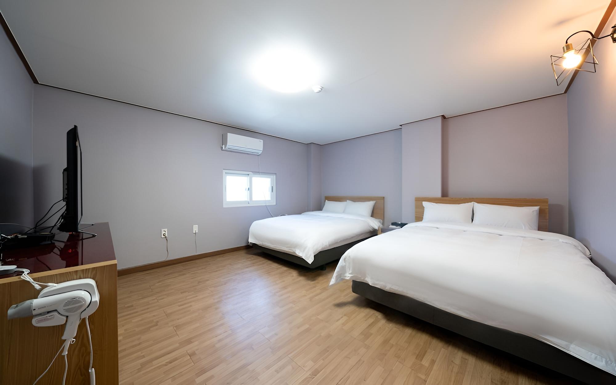 Room (Twin) - Photo 1