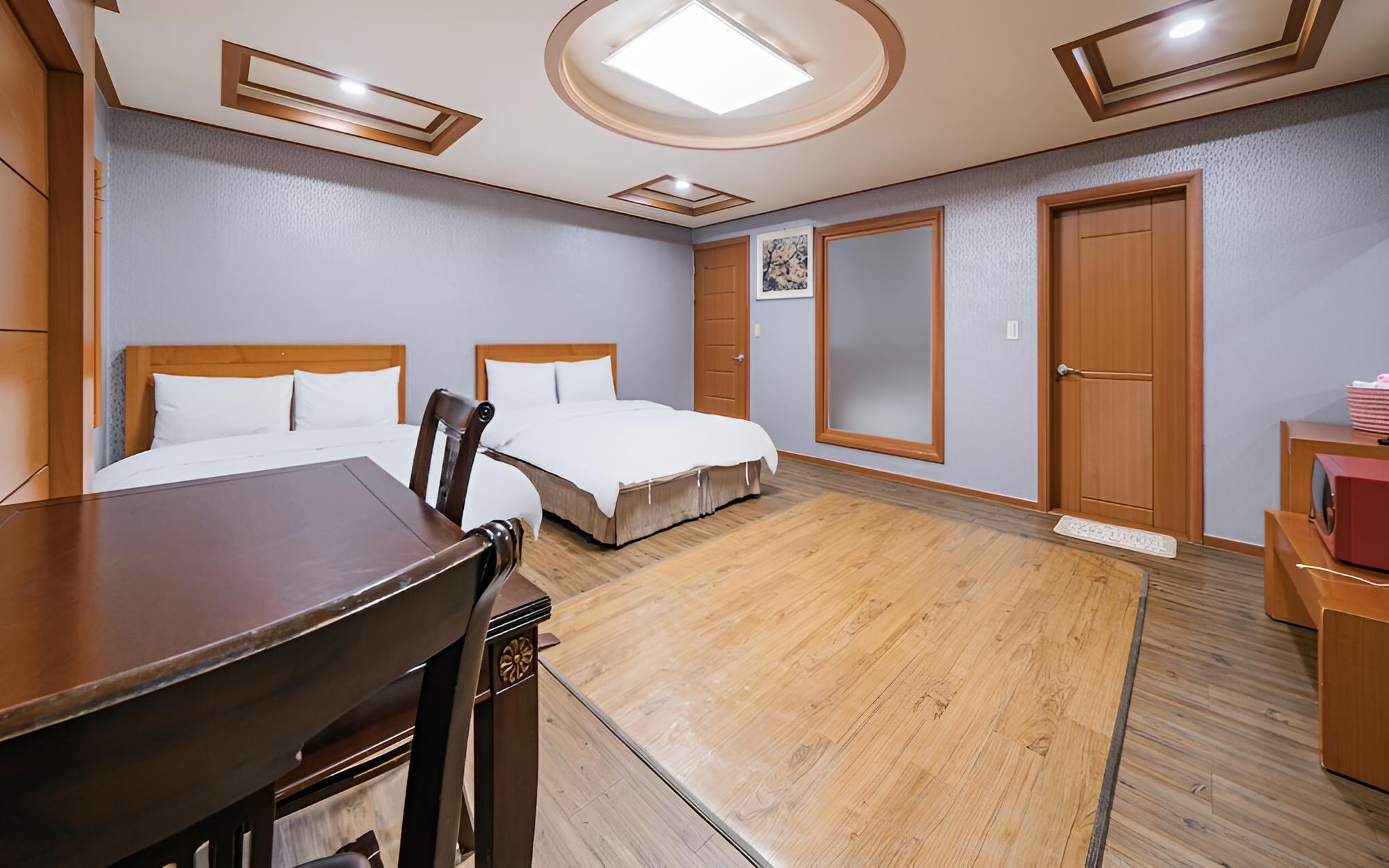 Room (Family Room A (Double + Double + Ondo) - Photo 3