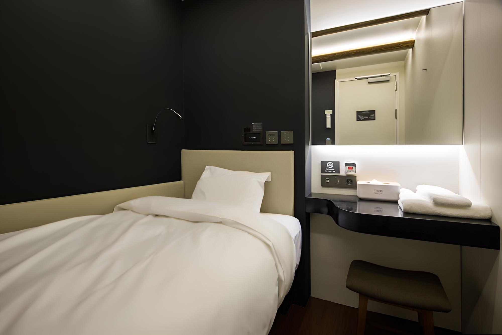 Single Room (No Shower, 12hrs use, Transit passengers are not allowed to stay)