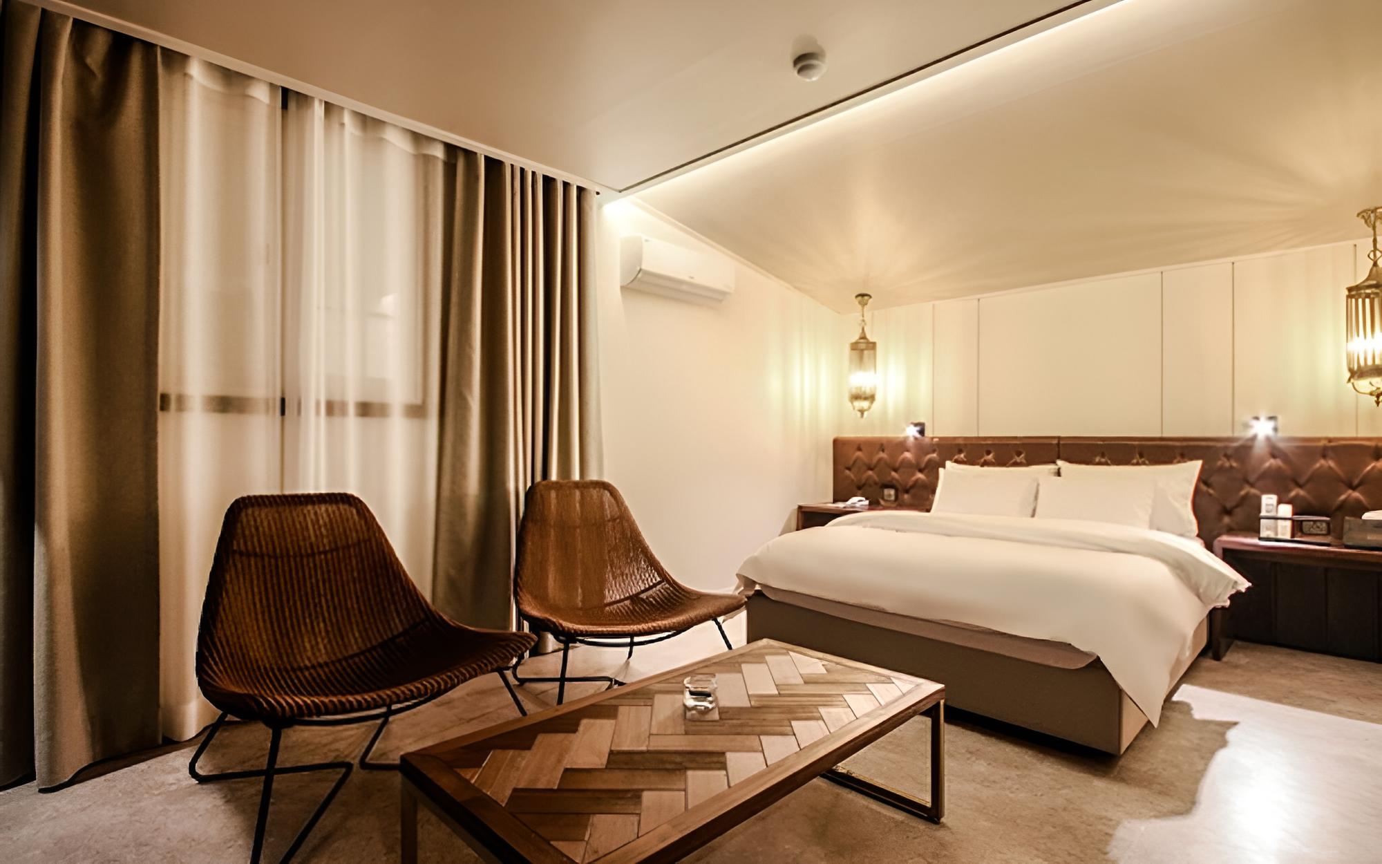 Room (Suite/Ilroom Motion Bed (Netflix & Wa) photo 3