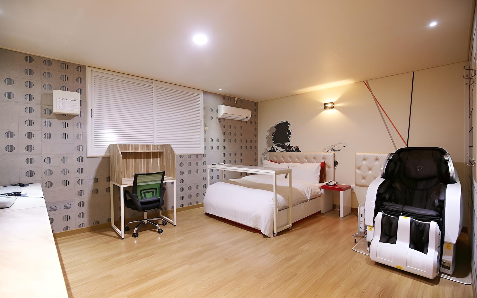 Room (Double bed (65 inch TV + massage chai) photo 2