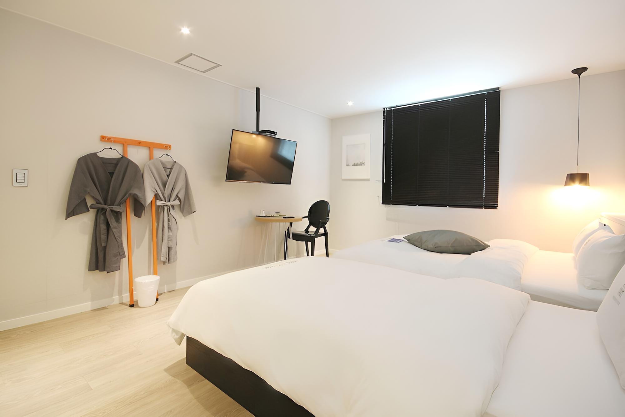 Room (Twin Room (Netflix Available Latex Ma) - Photo 3