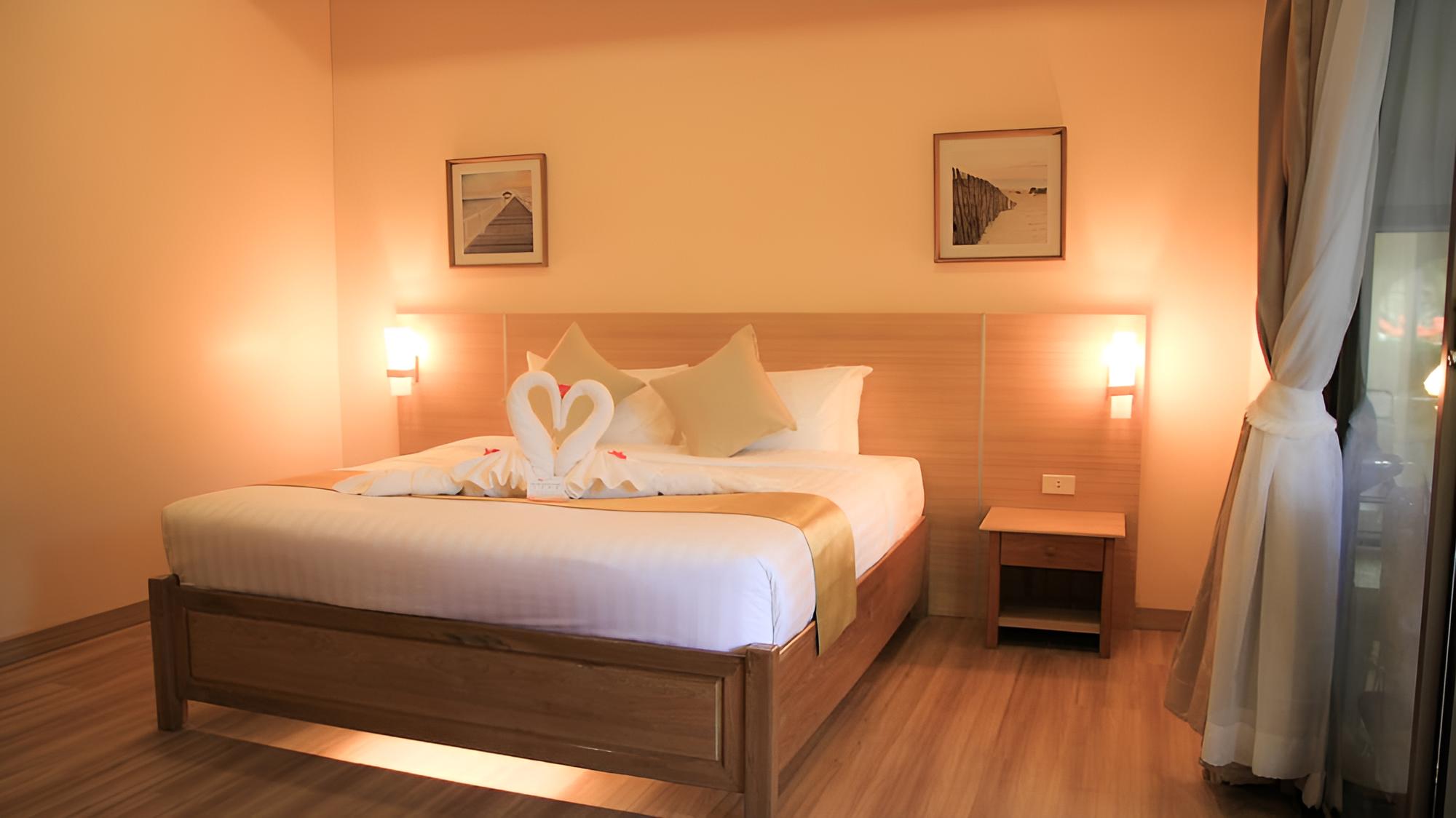 Deluxe Room, Pool View (King)