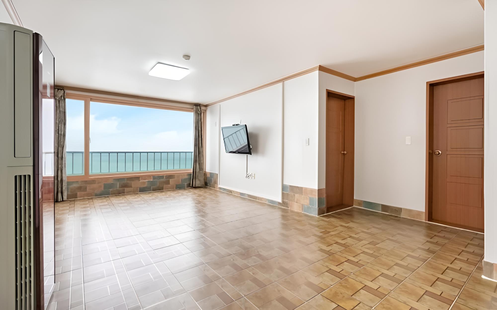 Room (Paradise (bathtub))
