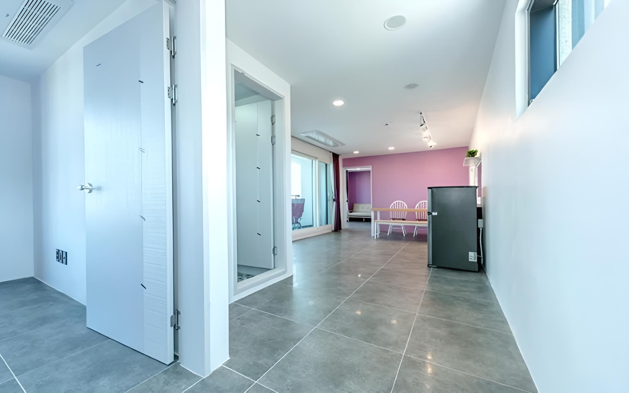 Room (Family Suite B (normal wet tub hotel-)