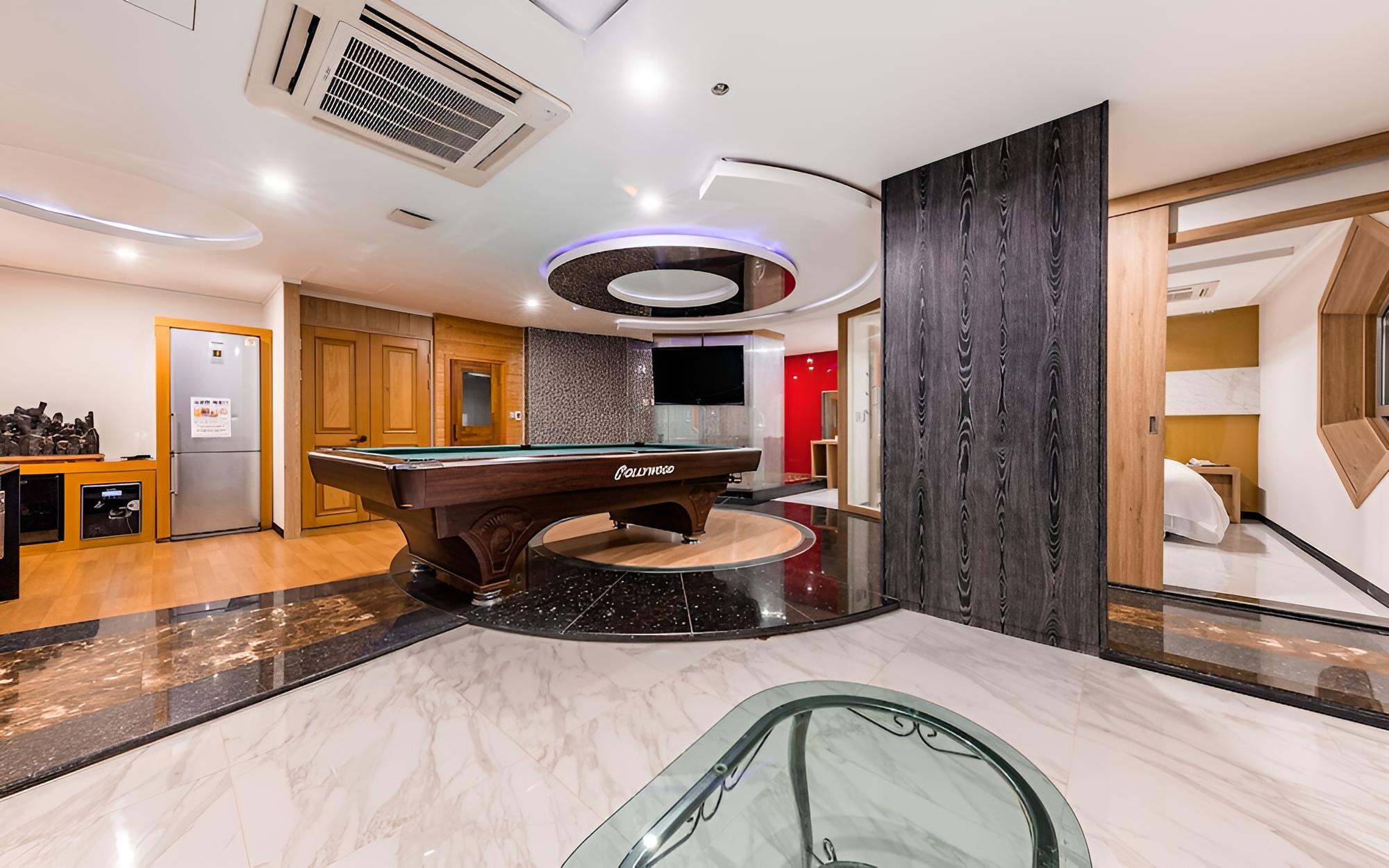 Room (VIP - Pool Table or 2PC Room Random a)