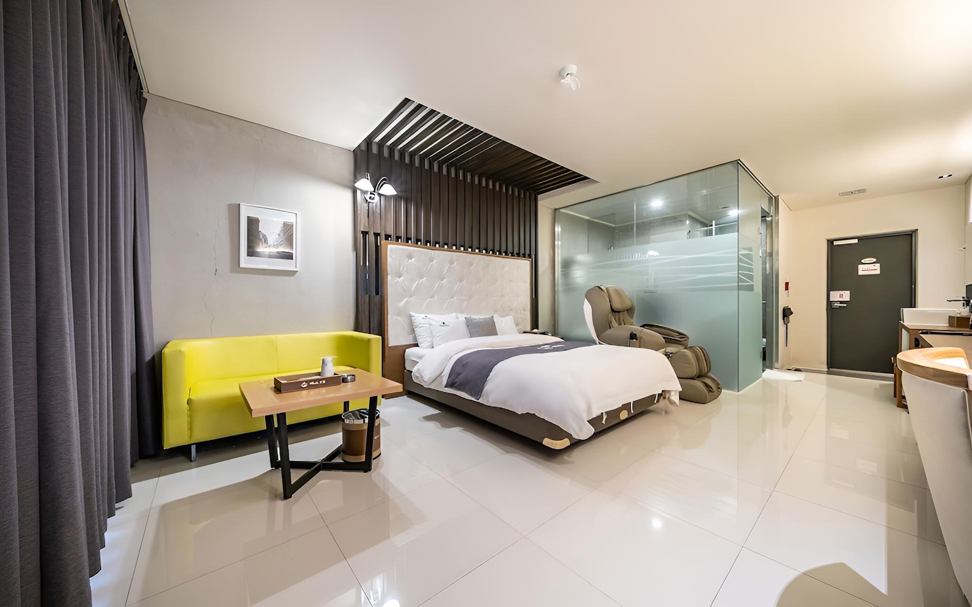 Room (Suite (terrace massage chair 75 TV Ne)