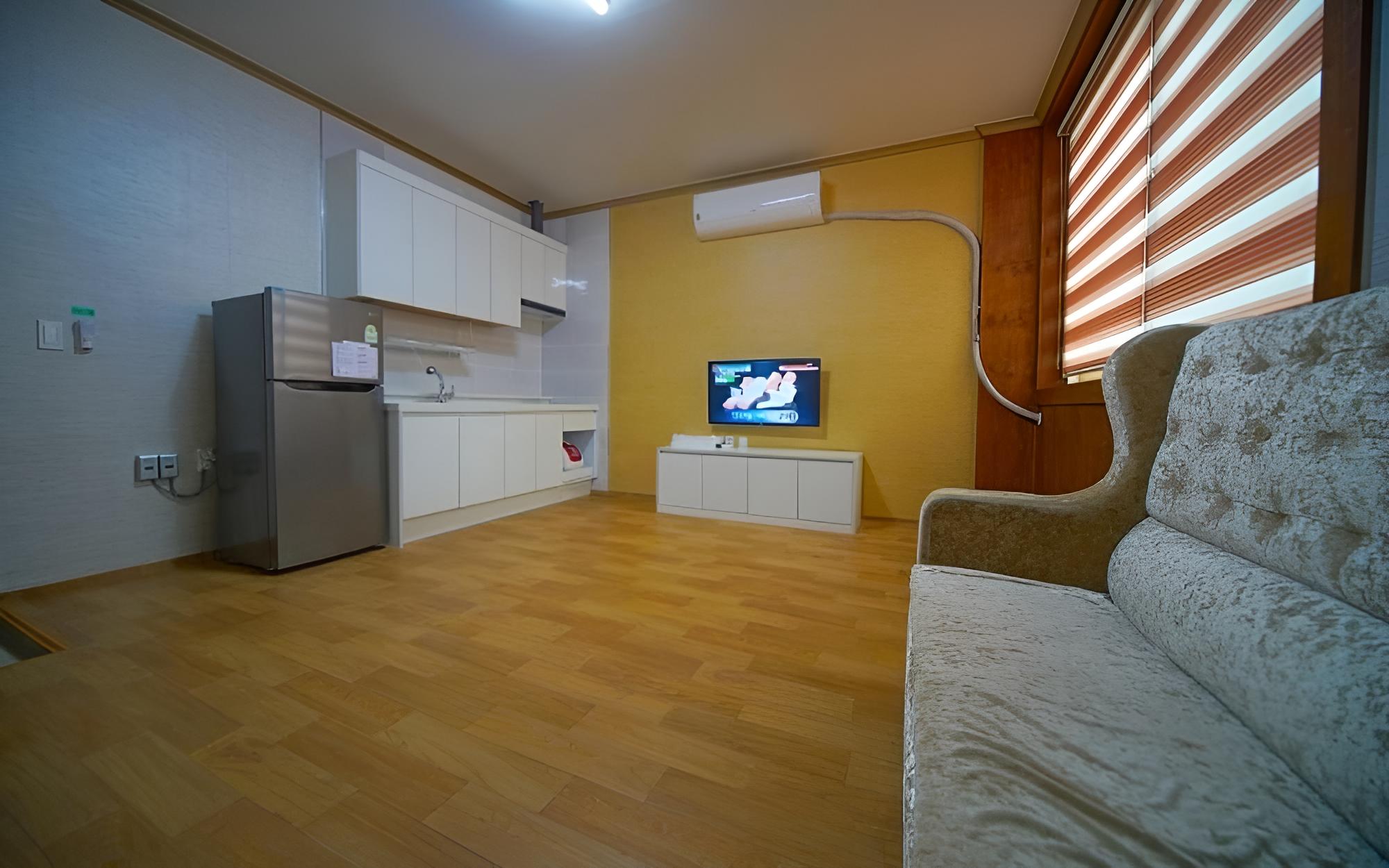 Room (49m Studio - Room 103)