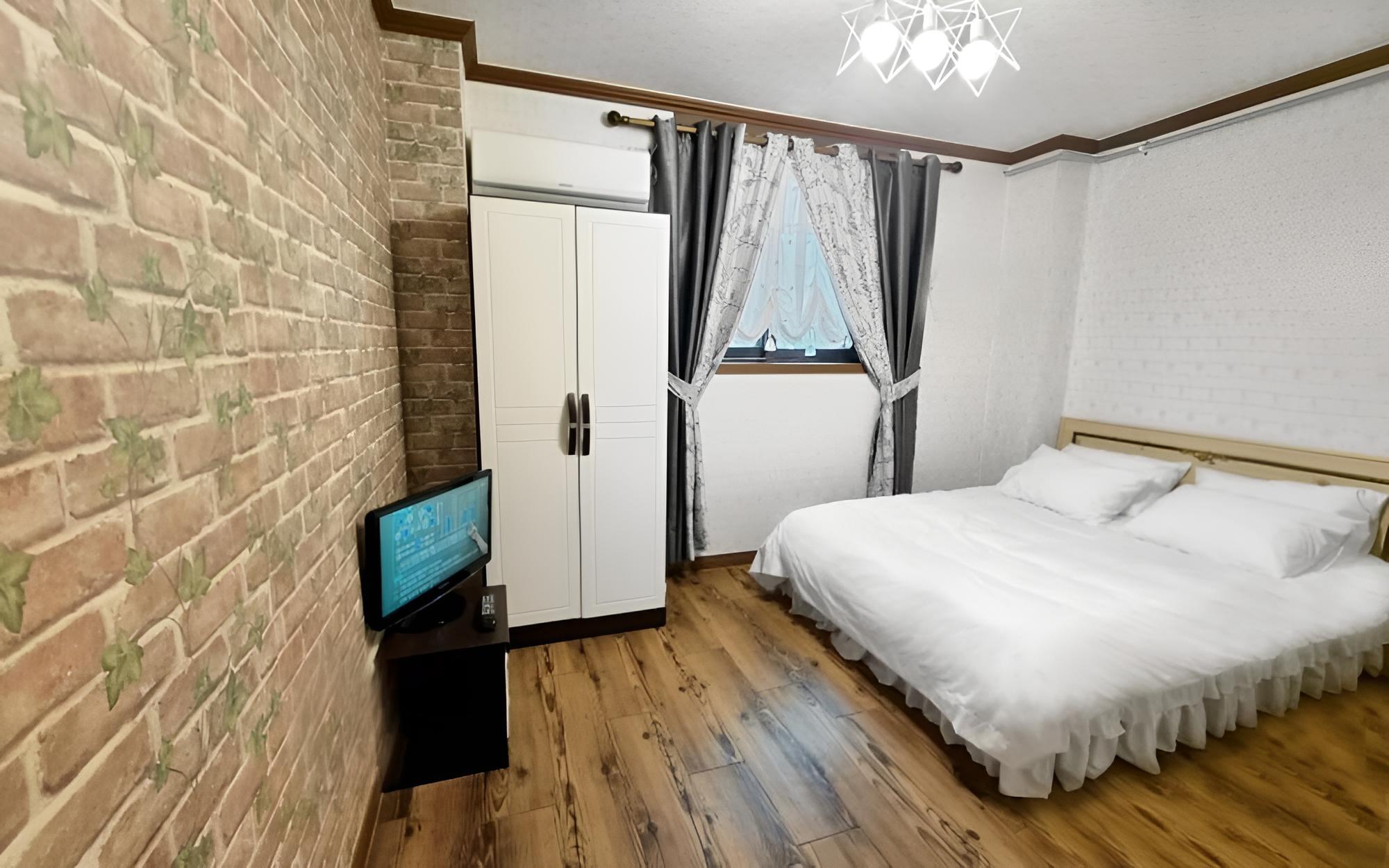 Room (Room 207)