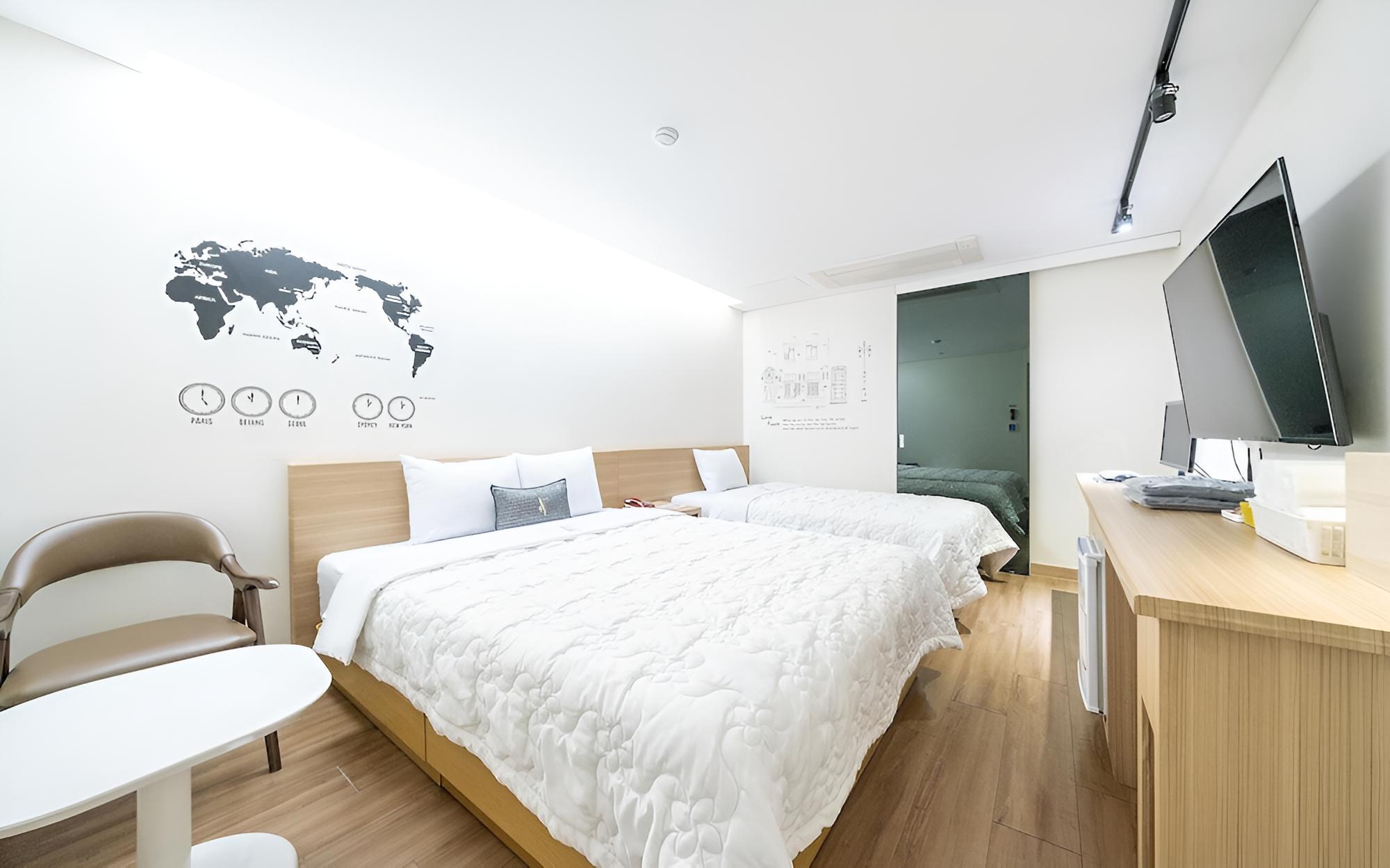 Room (Semi-private room (twin bed / Netflix)