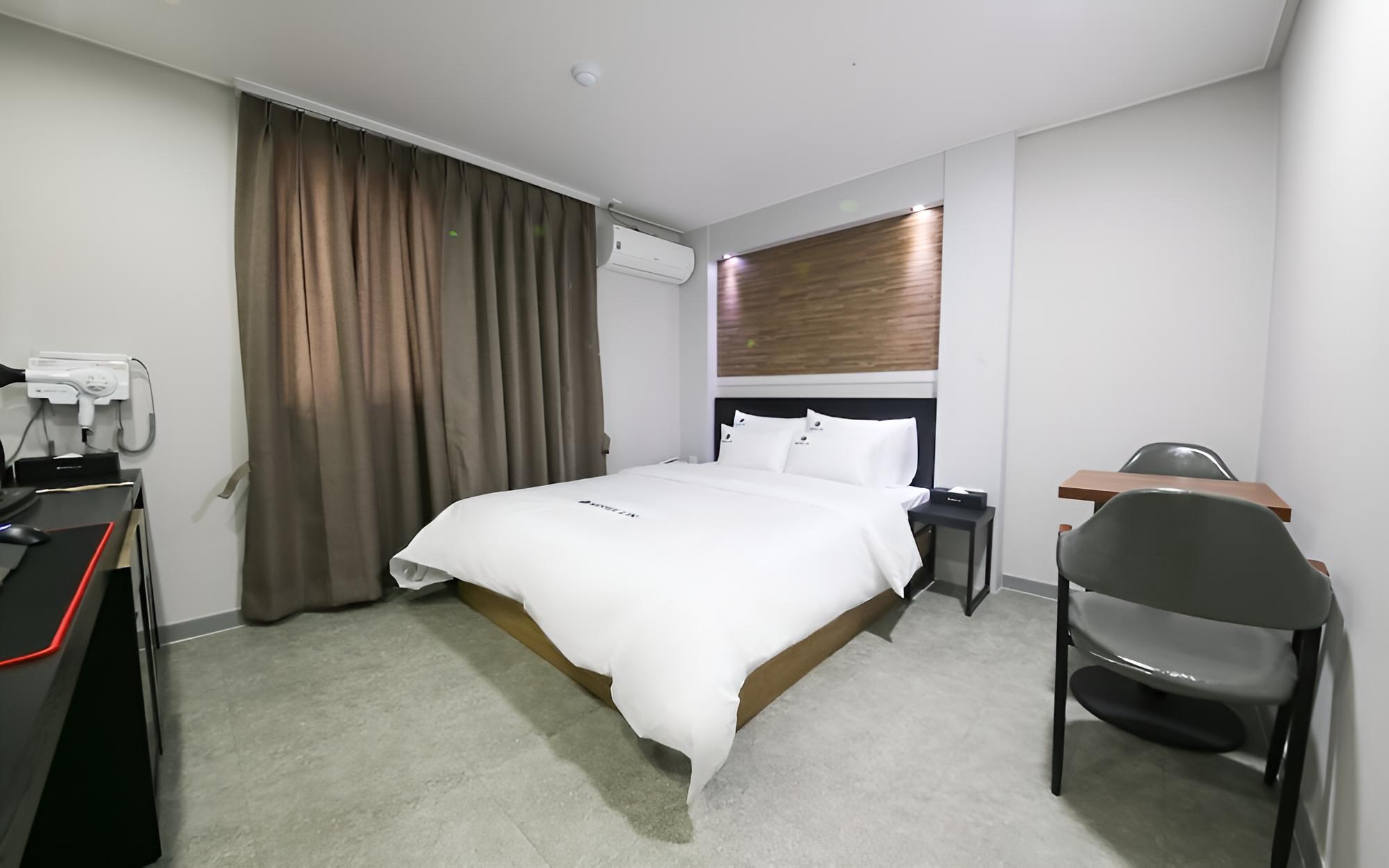 Room (Premium (Netflix available air purifi)