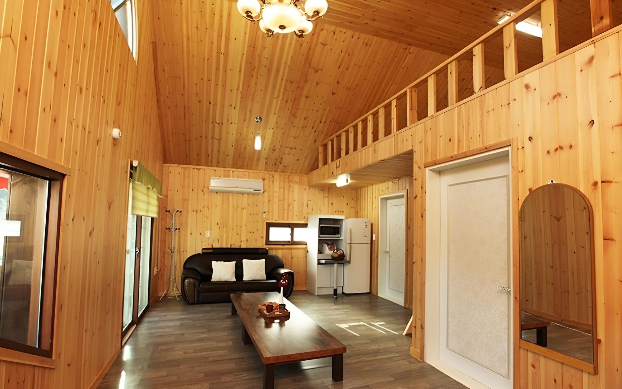 Room (Moon (duplex))